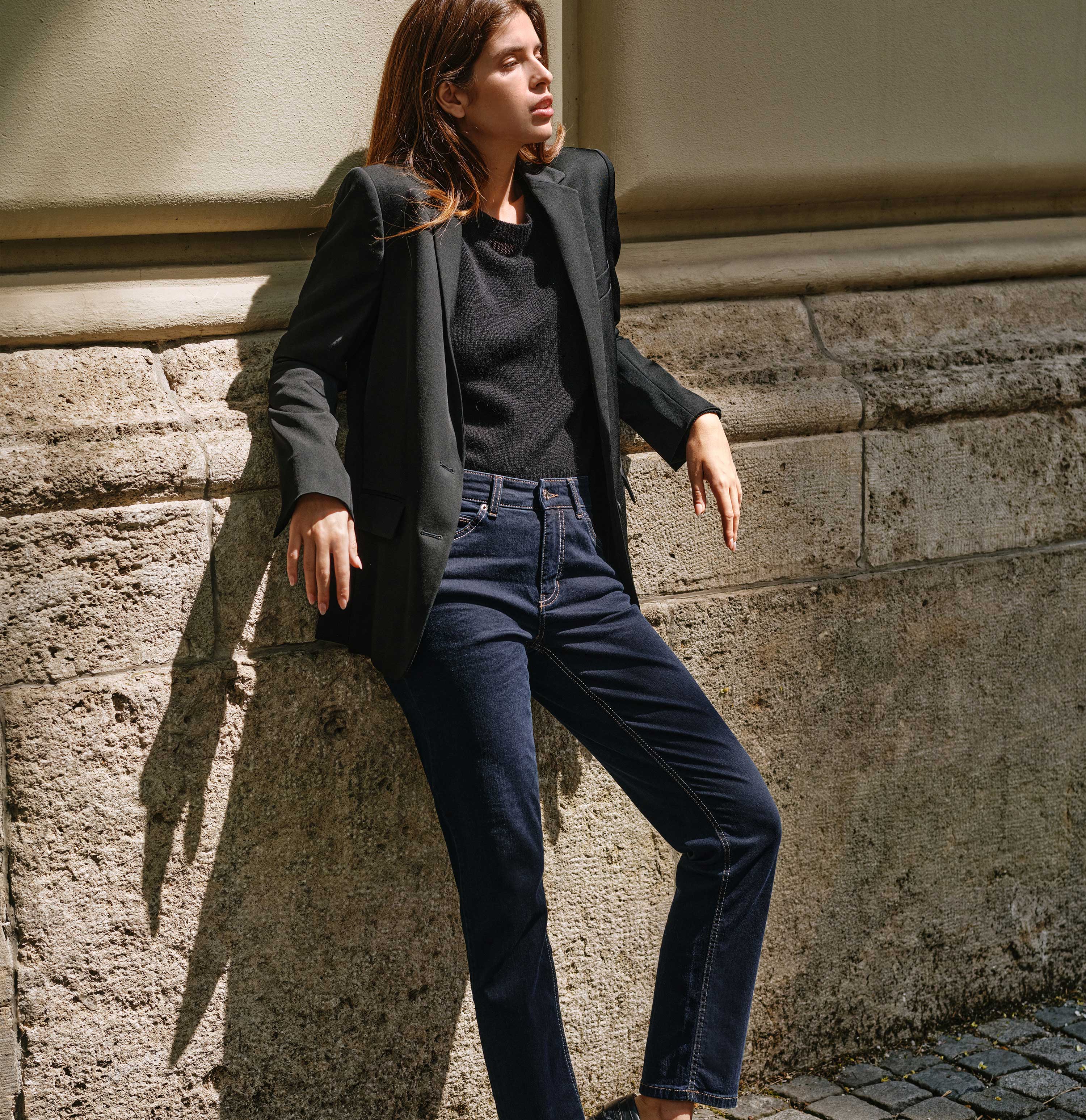 Straight jeans with slightly higher waist. | MELANIE | dark rinsewash | Campaign image 3