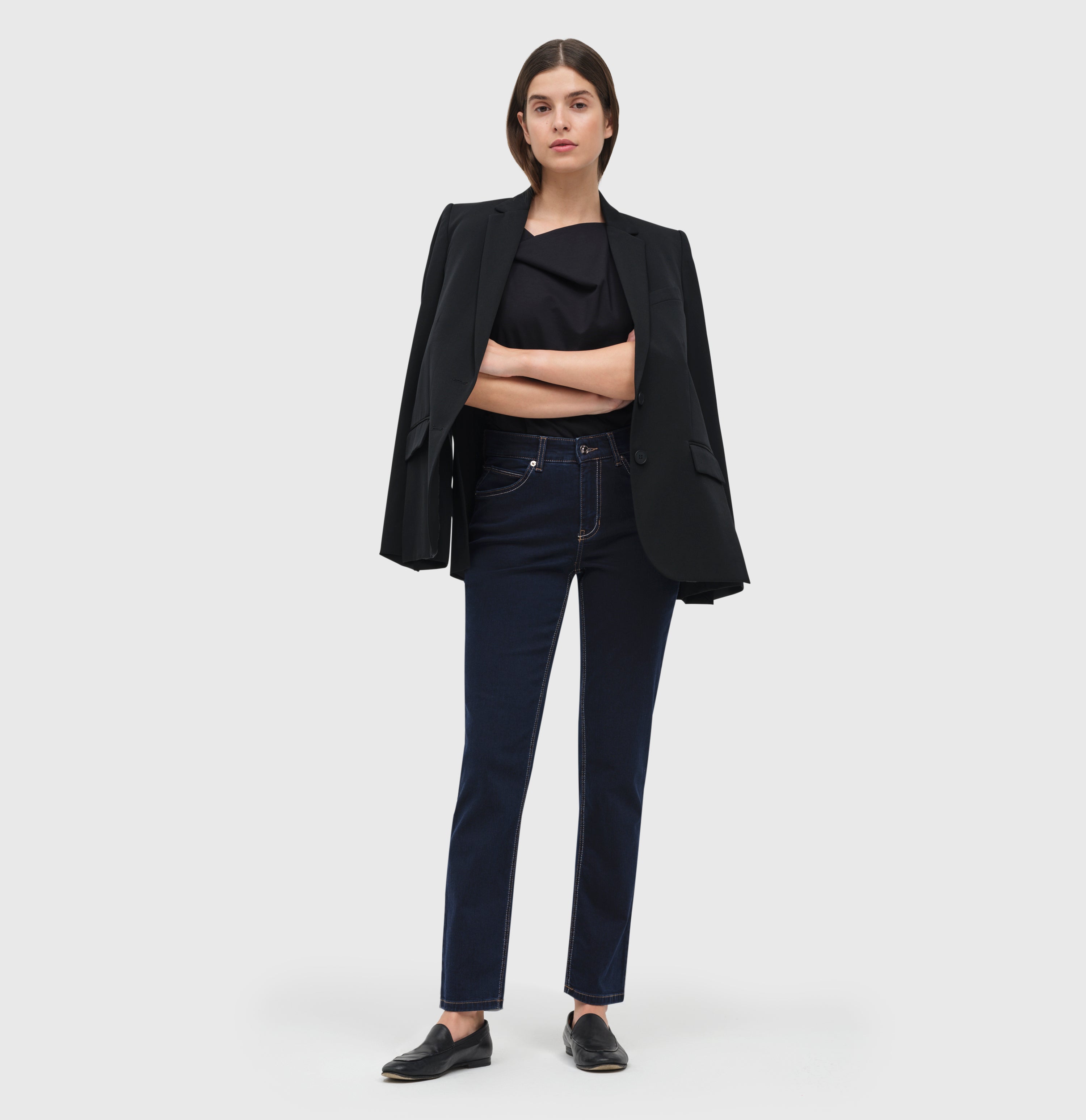 Comfortable straight jeans with a higher waist. | MELANIE | dark rinsewash | Full-body of model
