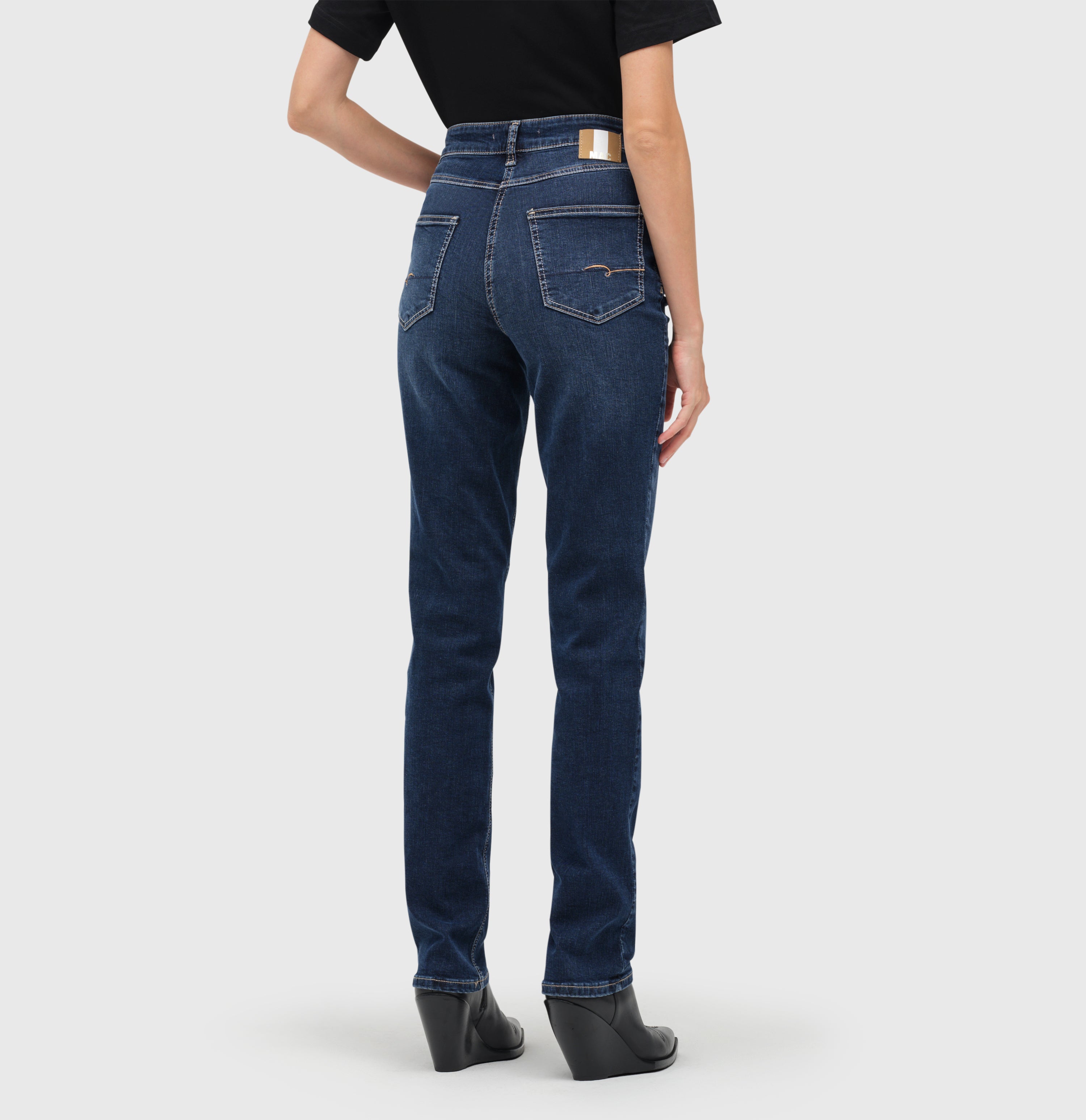 Straight jeans with slightly higher waist. | MELANIE | new basic wash | Back view of model