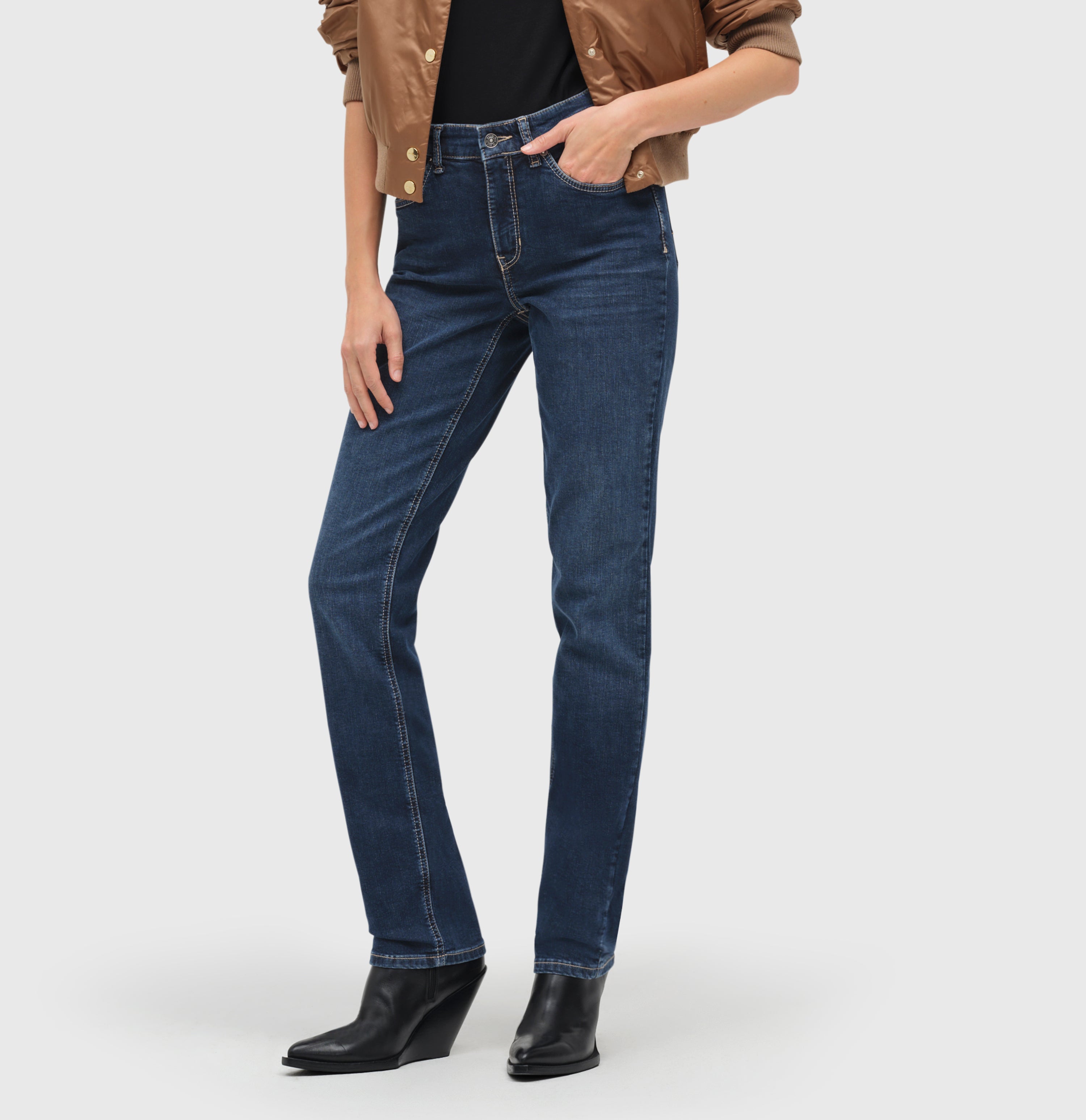 Comfortable straight jeans with a higher waist. | MELANIE | new basic wash | Side view of model