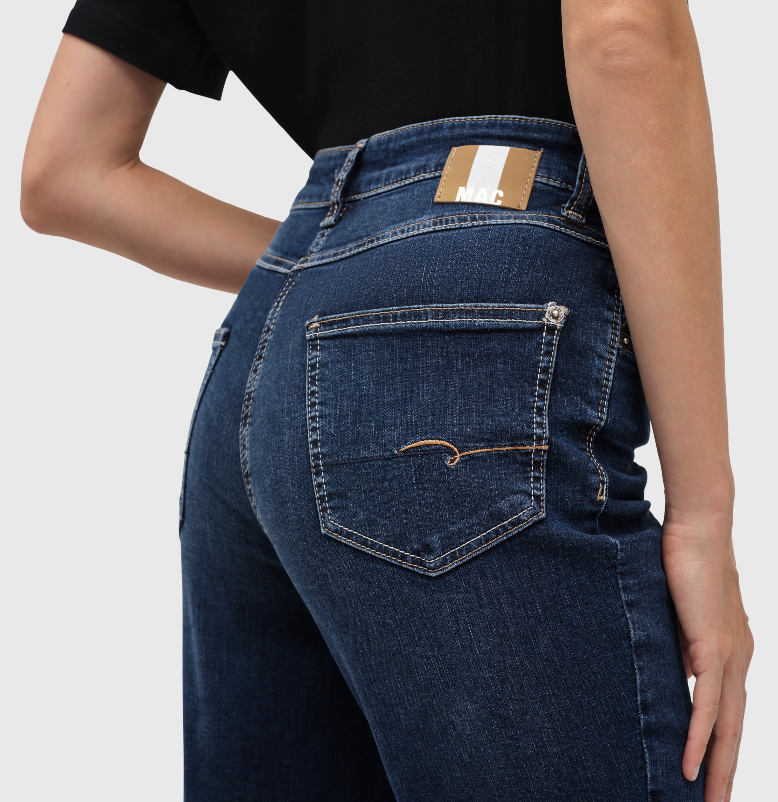 Comfortable straight jeans with a higher waist. | MELANIE | new basic wash | Detailed view 3 of model