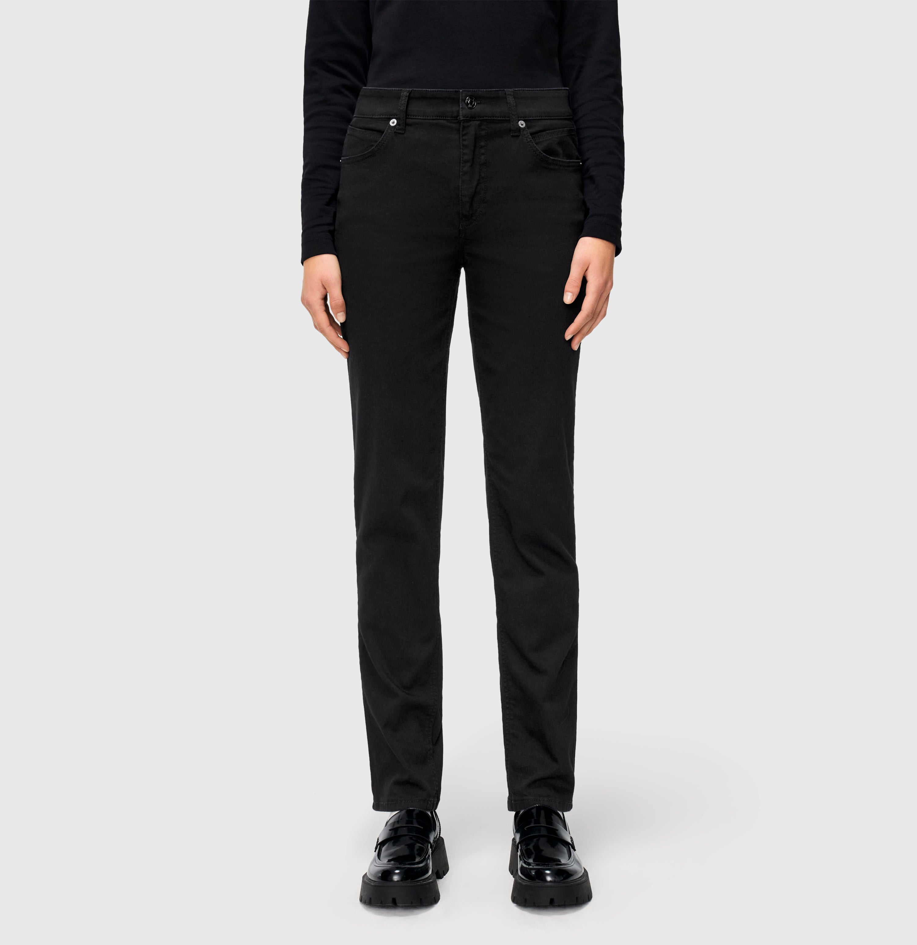 Comfortable straight jeans with a higher waist. | MELANIE | black-black | Side view of model