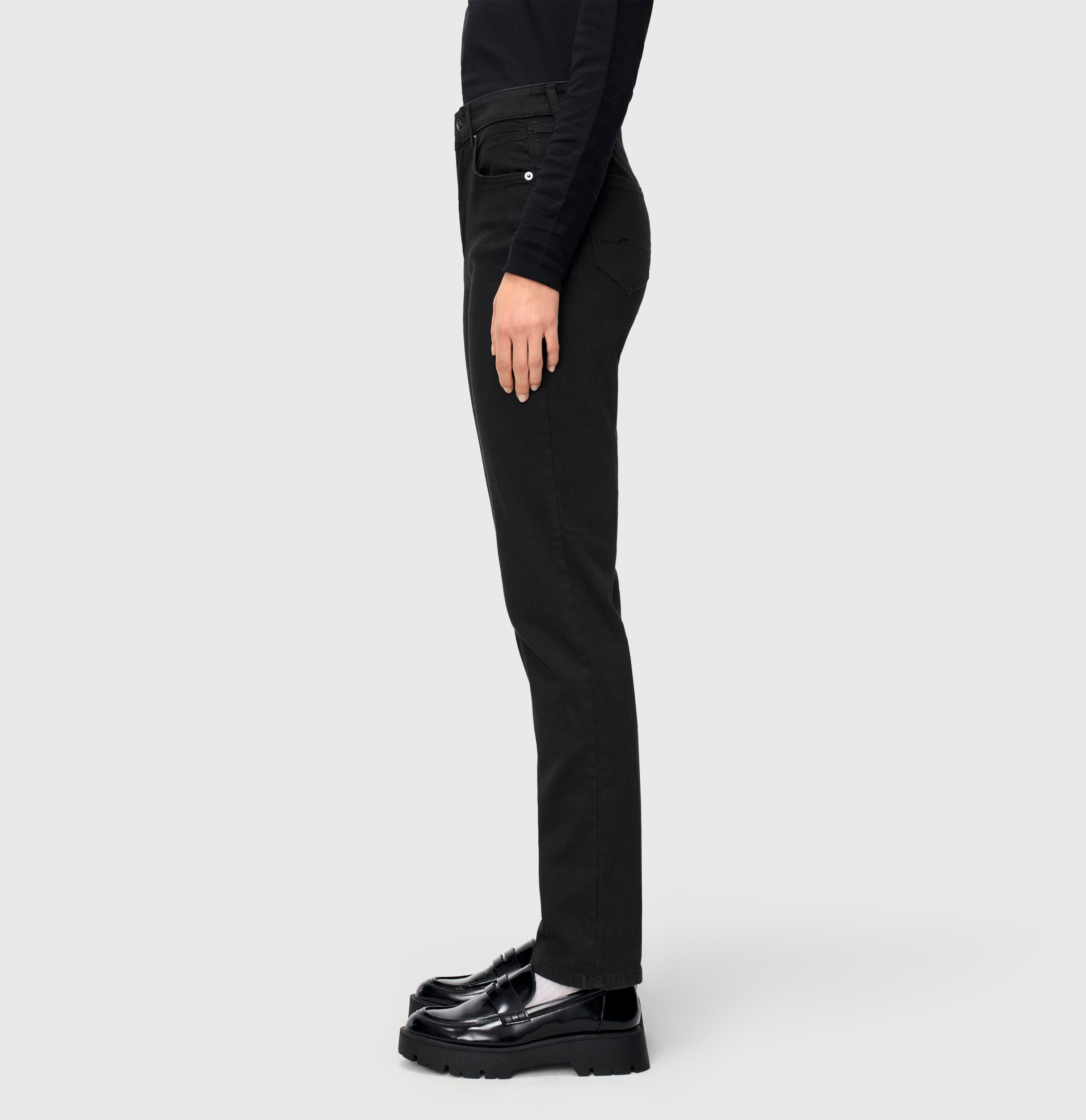 Comfortable straight jeans with a higher waist. | MELANIE | black-black | Detailed view 2 of model