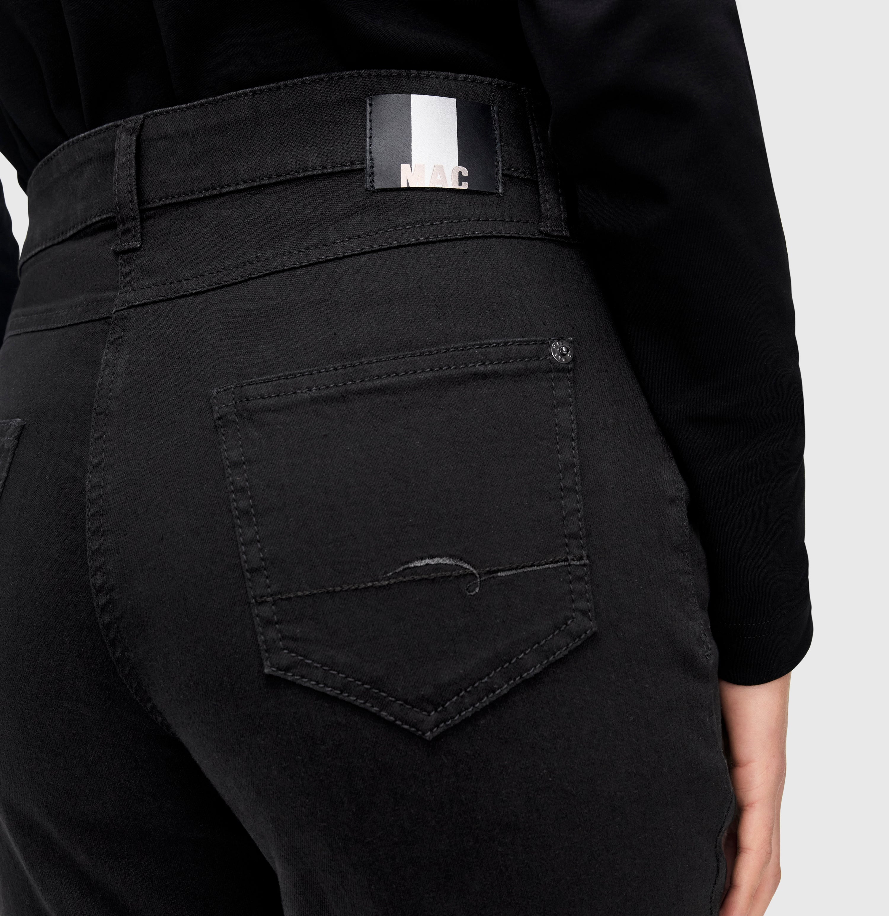 Comfortable straight jeans with a higher waist. | MELANIE | black-black | Detailed view 3 of model
