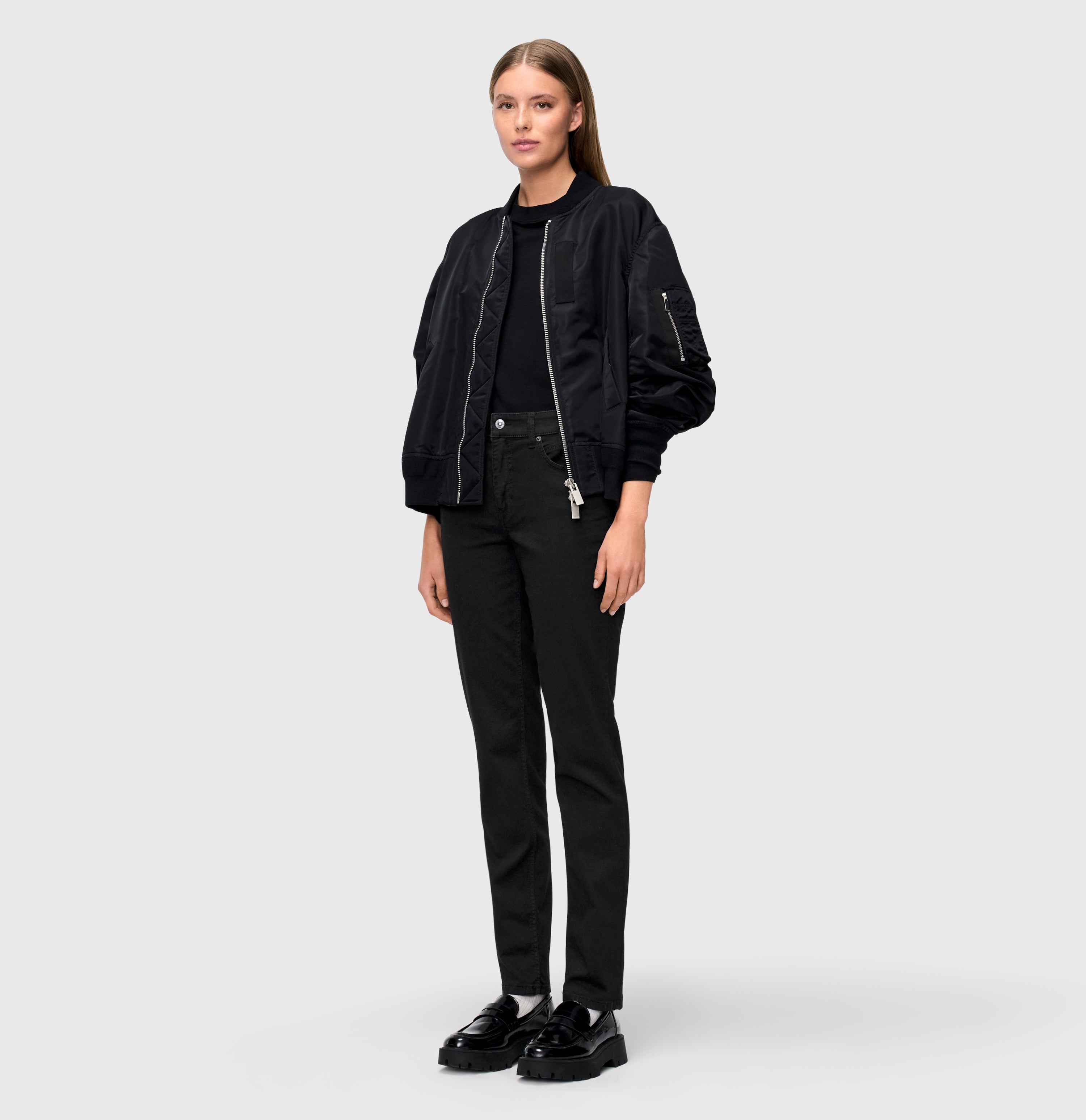 Comfortable straight jeans with a higher waist. | MELANIE | black-black | Full-body of model