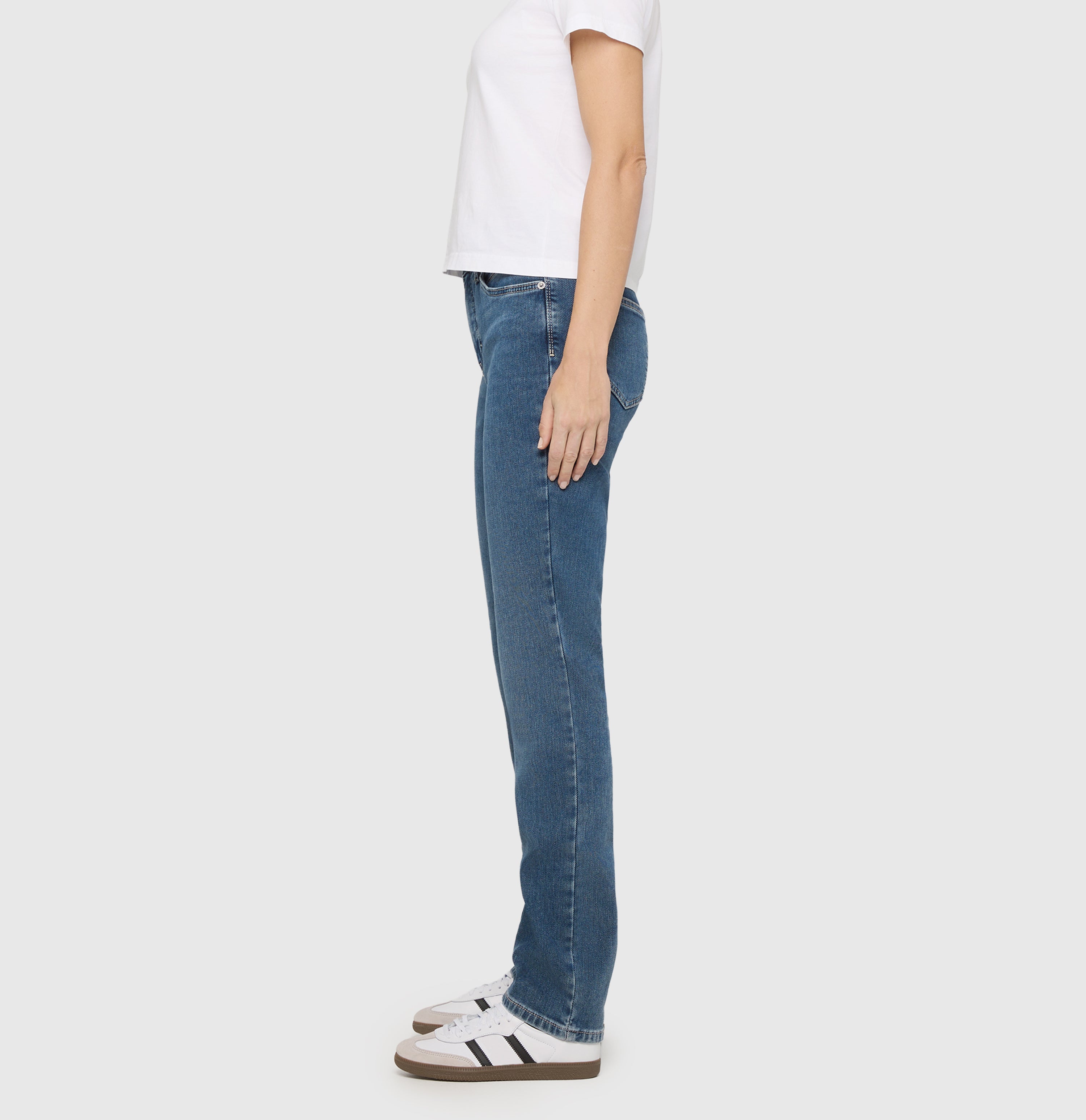 Straight jeans in a cosy viscose blend. | MELANIE | mid blue authentic | Side view of model