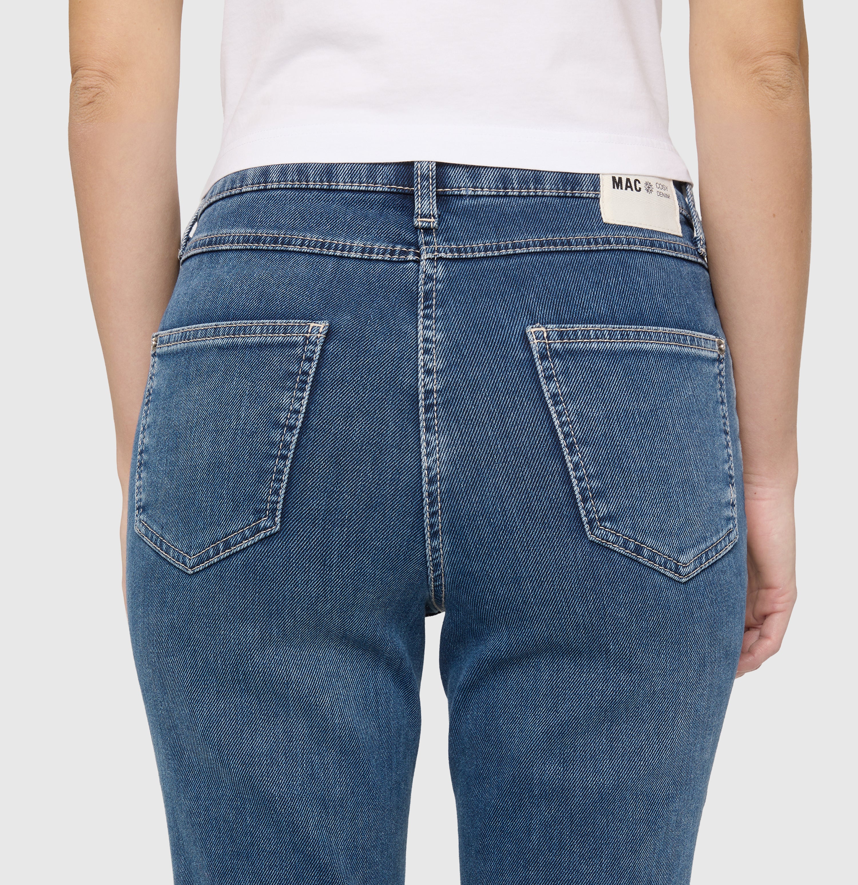 Straight jeans in a cosy viscose blend. | MELANIE | mid blue authentic | Detailed view 2 of model