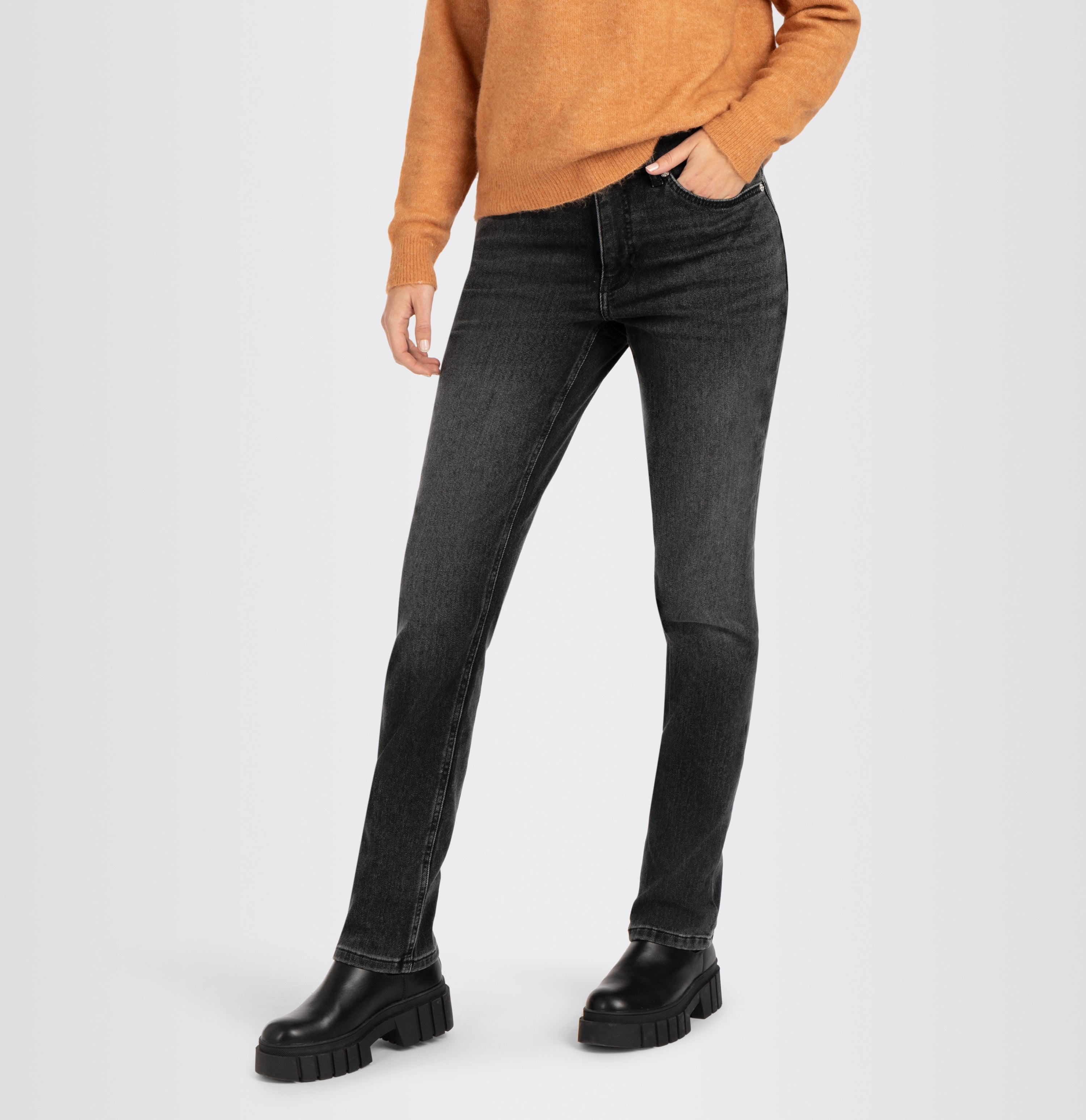 Straight jeans in a cosy viscose blend. | MELANIE | grey basic | Front view of model
