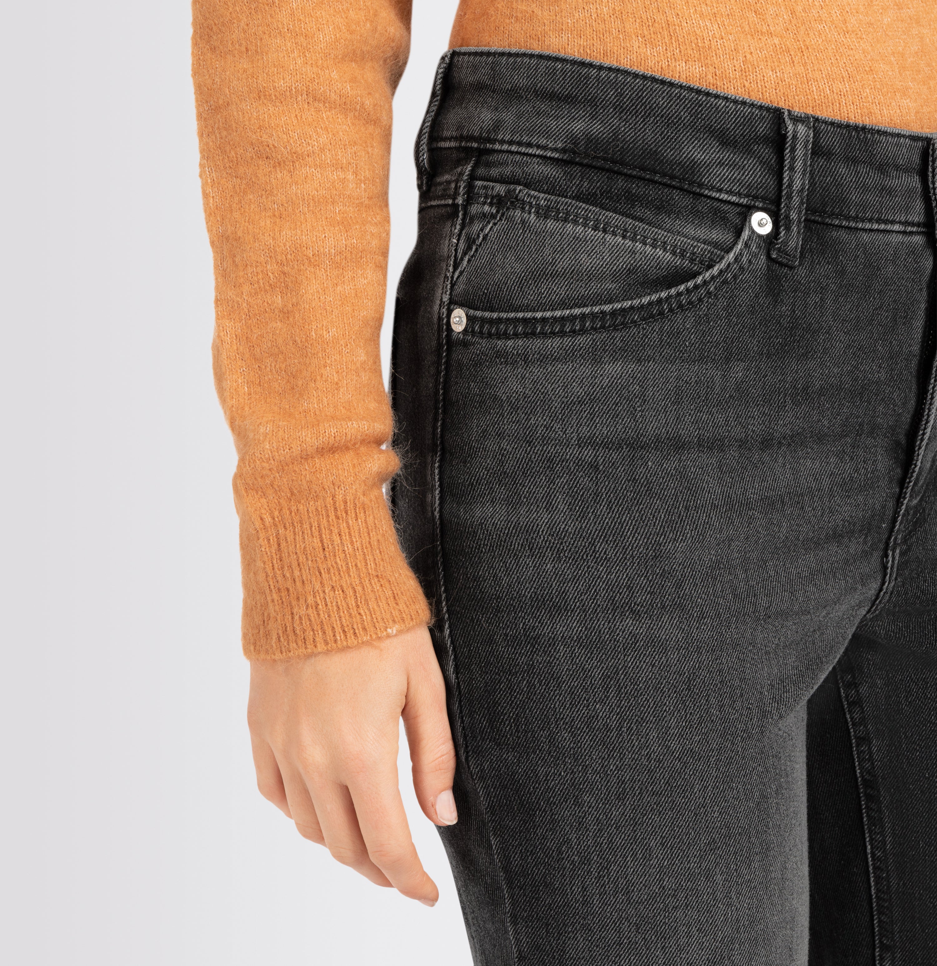 Straight jeans in a cosy viscose blend. | MELANIE | grey basic | Side view of model