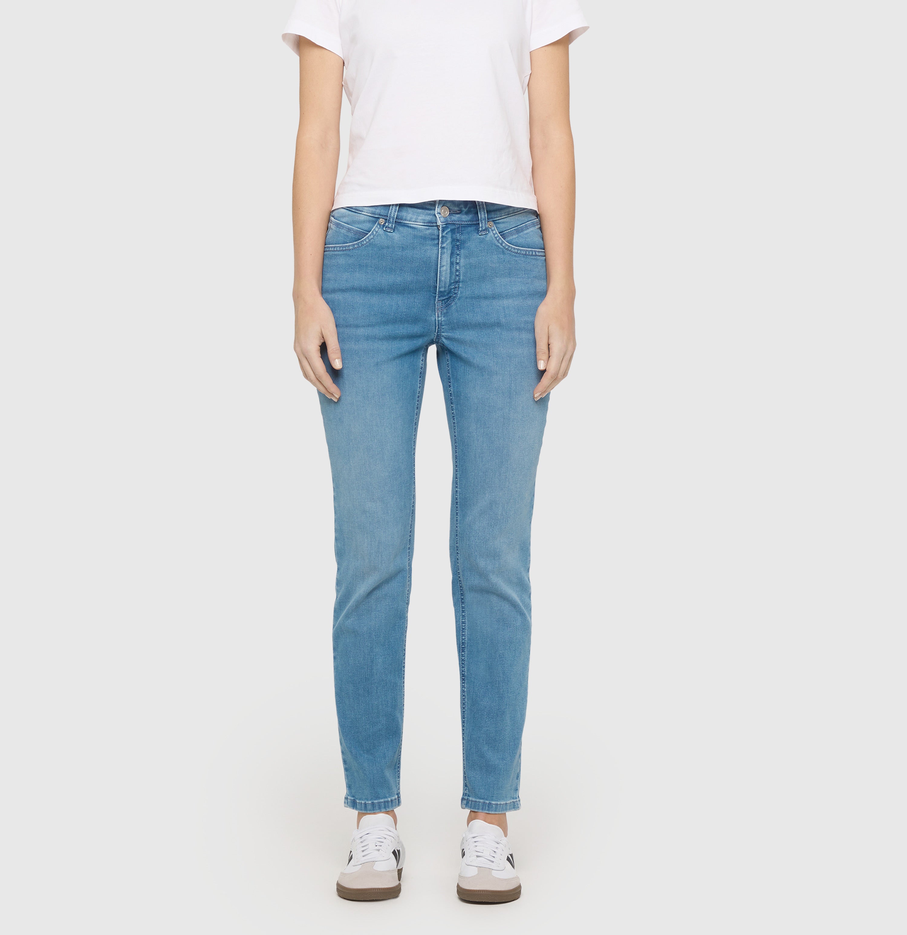 Straight jeans made of comfort stretch denim. | MELANIE | authentic baby blue | Front view of model