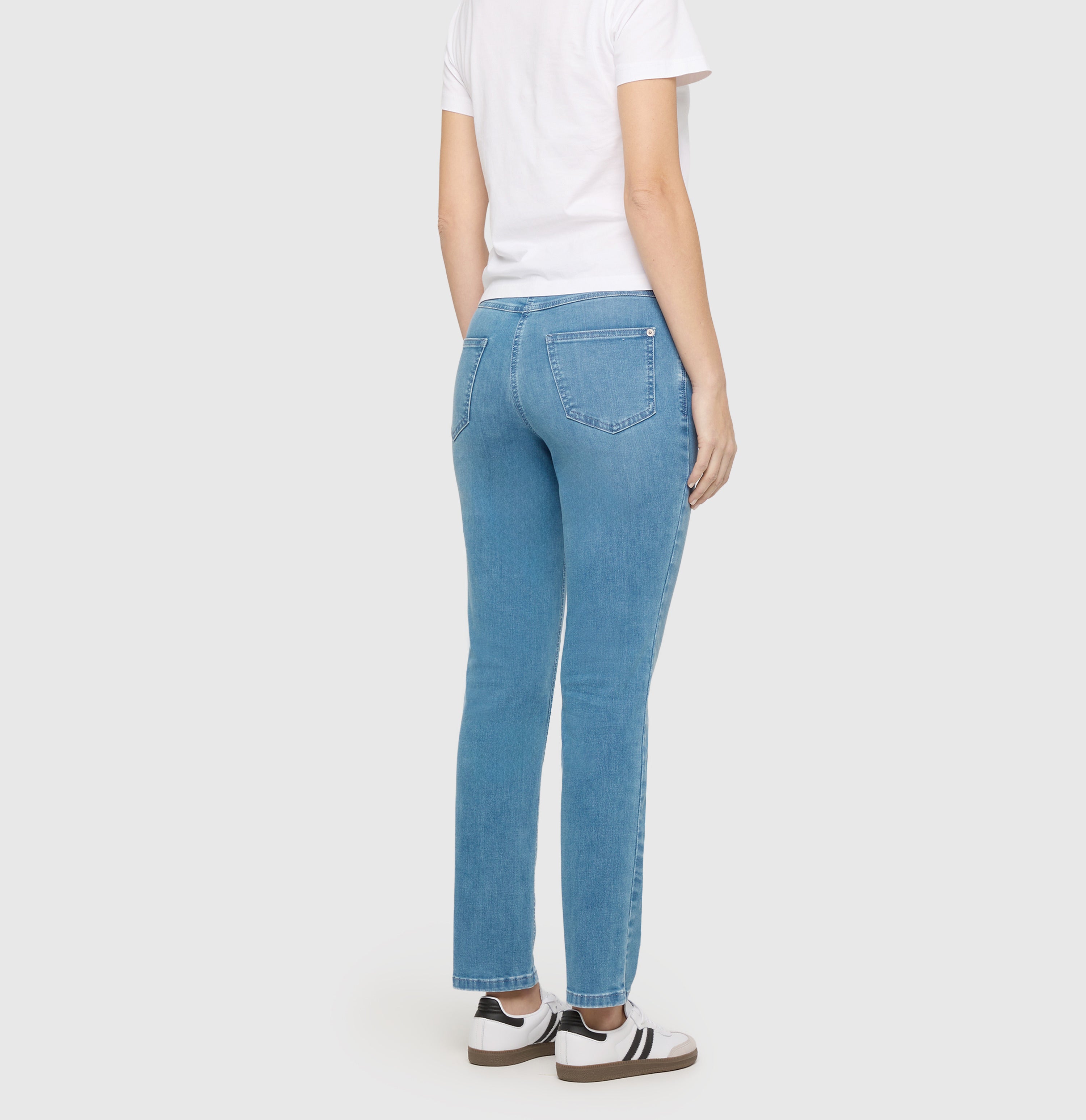 Straight jeans made of comfort stretch denim. | MELANIE | authentic baby blue | Back view of model