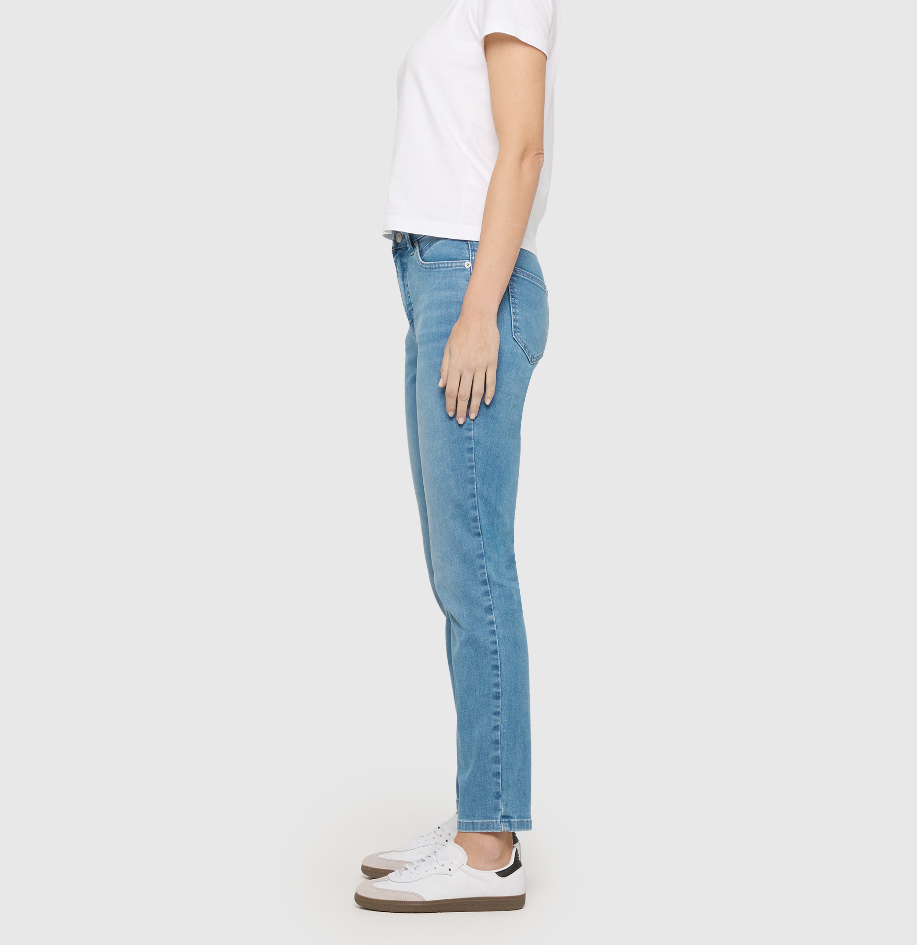 Straight jeans made of high-quality stretch denim. | MELANIE | authentic baby blue | Side view of model