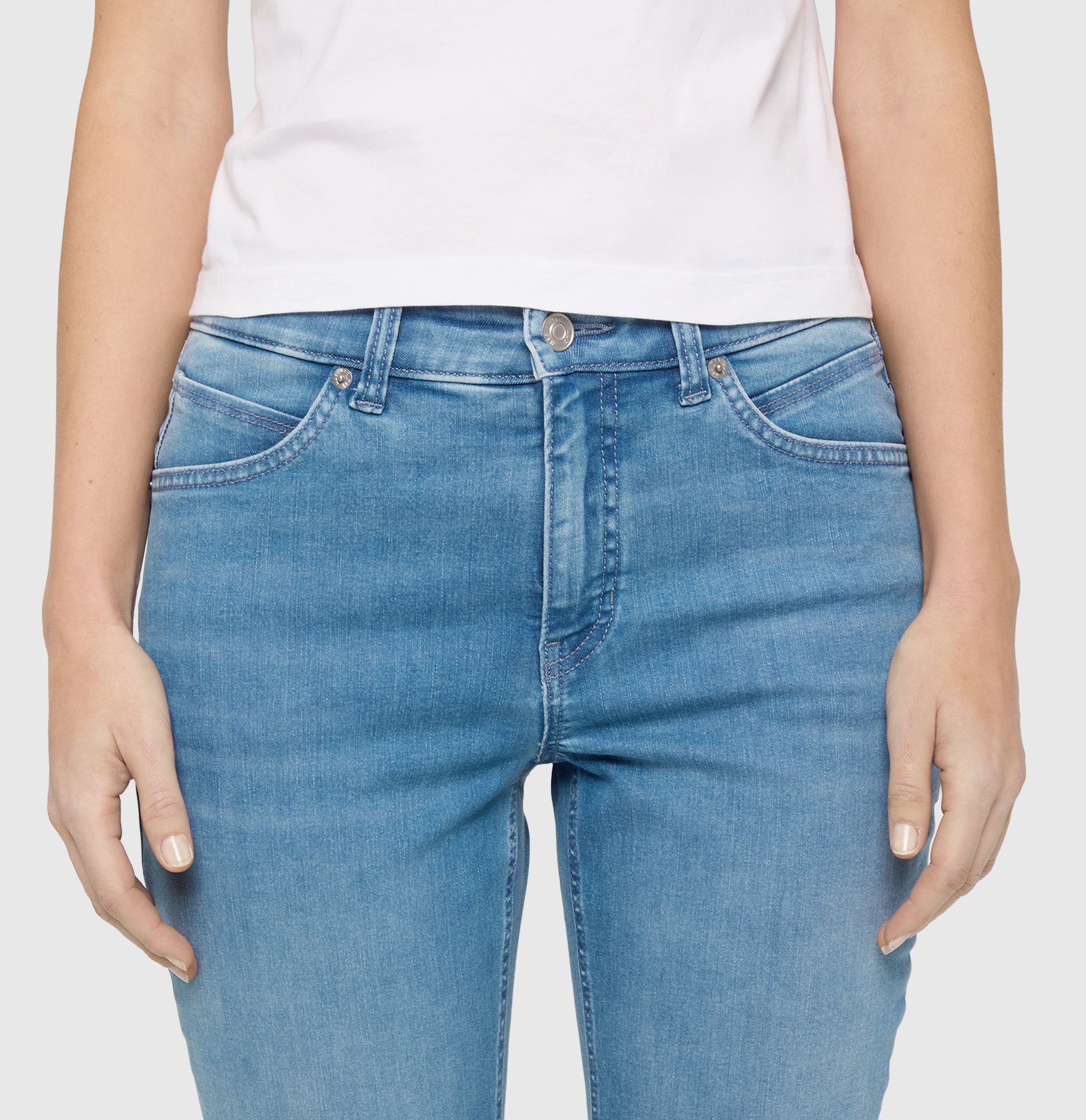Straight jeans made of comfort stretch denim. | MELANIE | authentic baby blue | Detailed view 3 of model