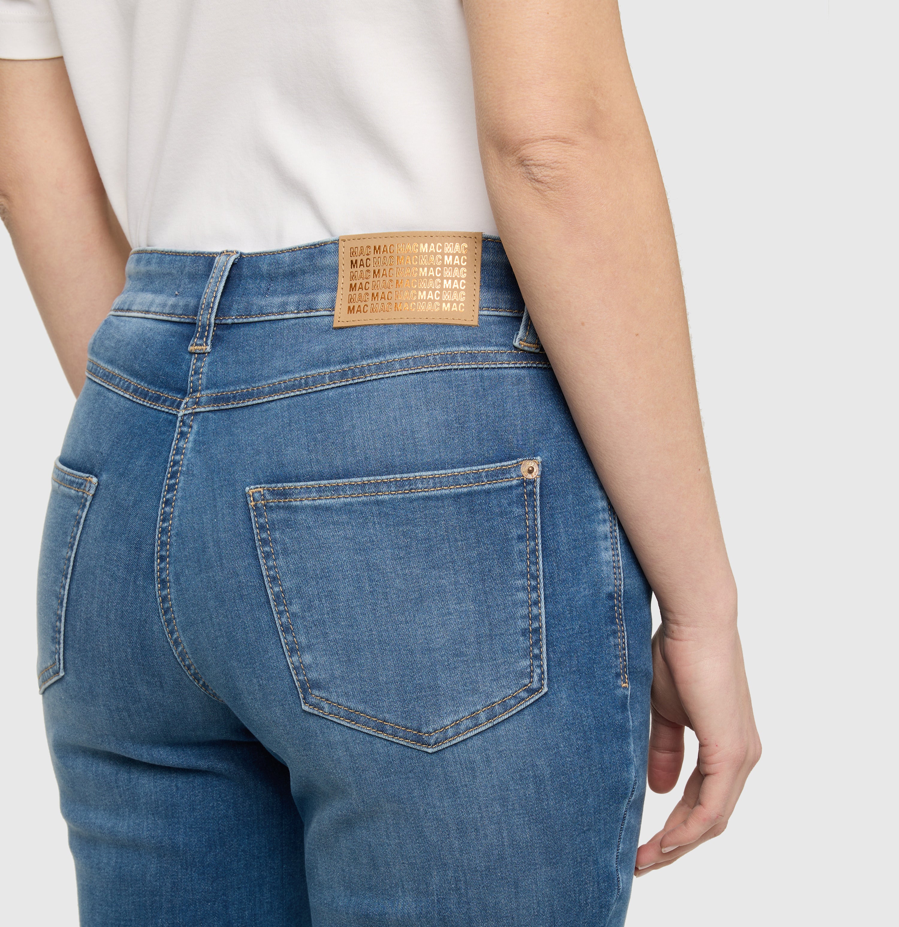 Straight fit made from comfort stretch denim. | MELANIE | mid blue use washed | Detailed view 2 of model