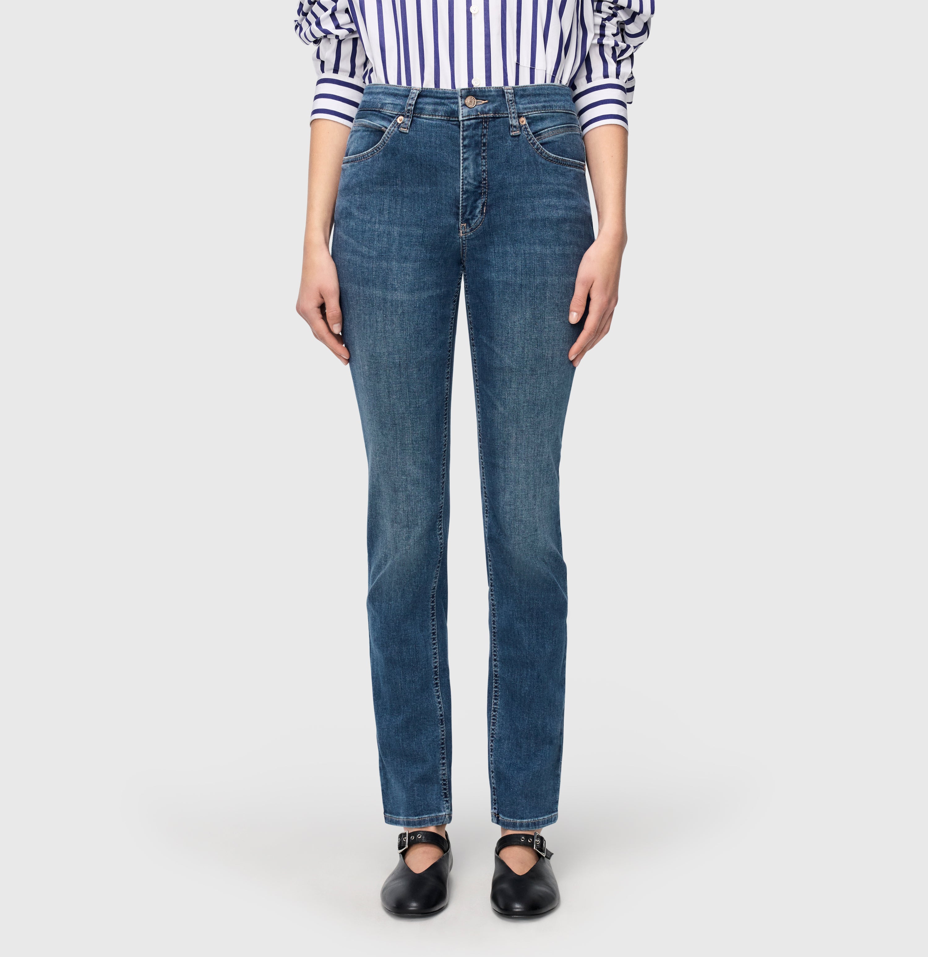 Straight jeans in a vintage wash. | MELANIE | simple wash | Side view of model