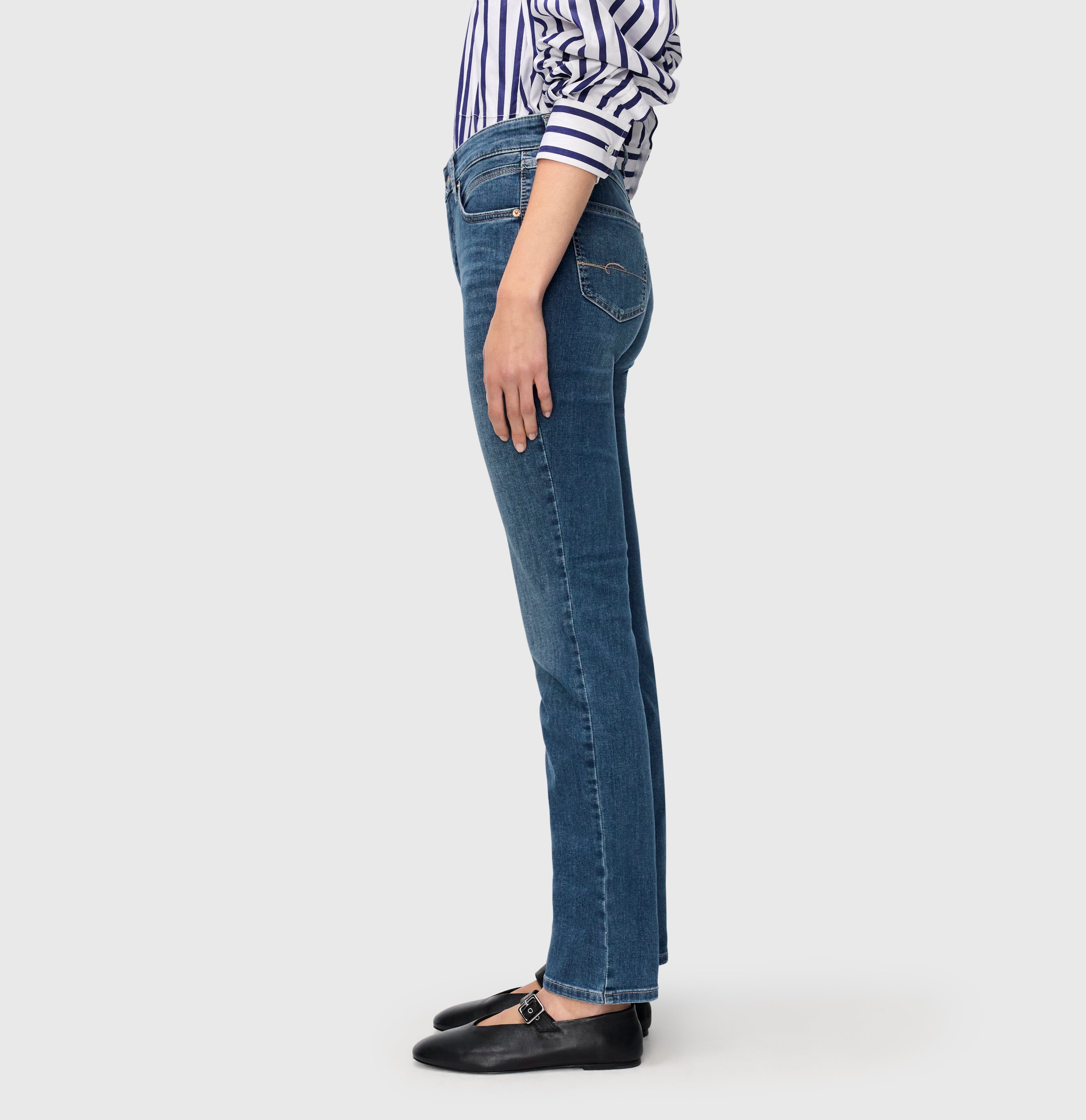 Straight jeans in a vintage wash. | MELANIE | simple wash | Detailed view 2 of model