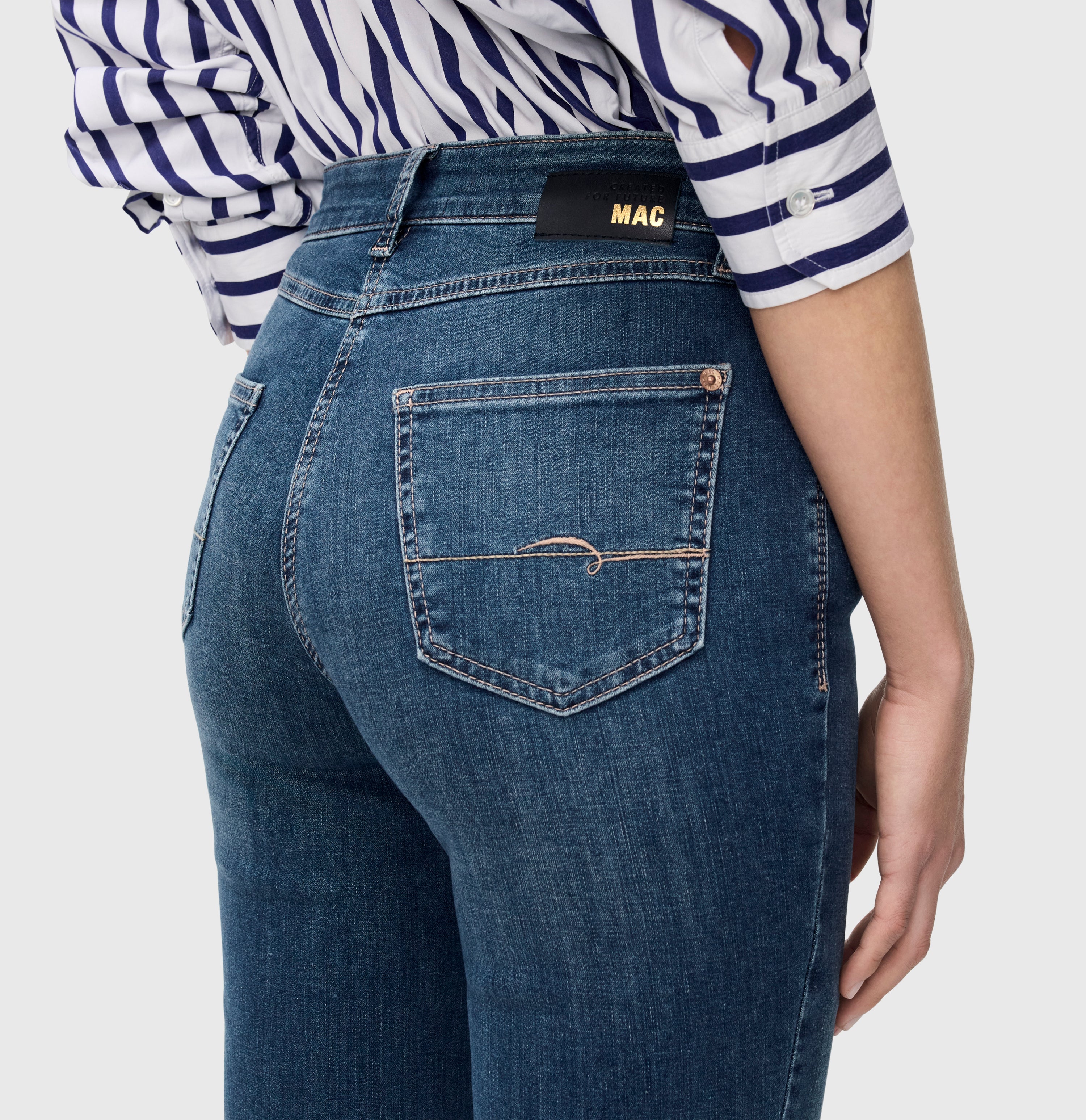 Straight jeans in a vintage wash. | MELANIE | simple wash | Detailed view 3 of model