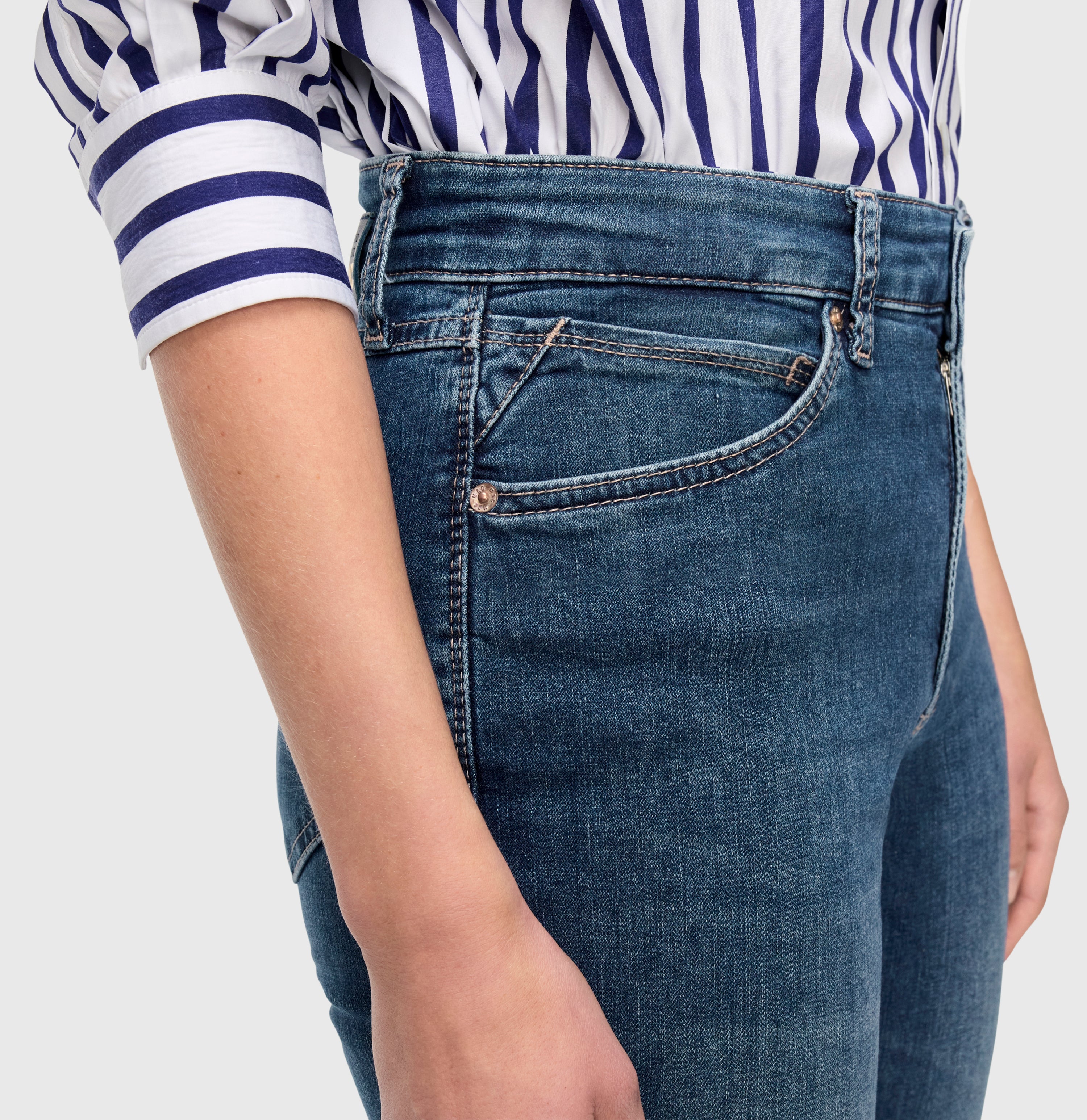 Straight jeans made of Perfect Fit Forever denim. | MELANIE | simple wash | Detailed view 4 of model