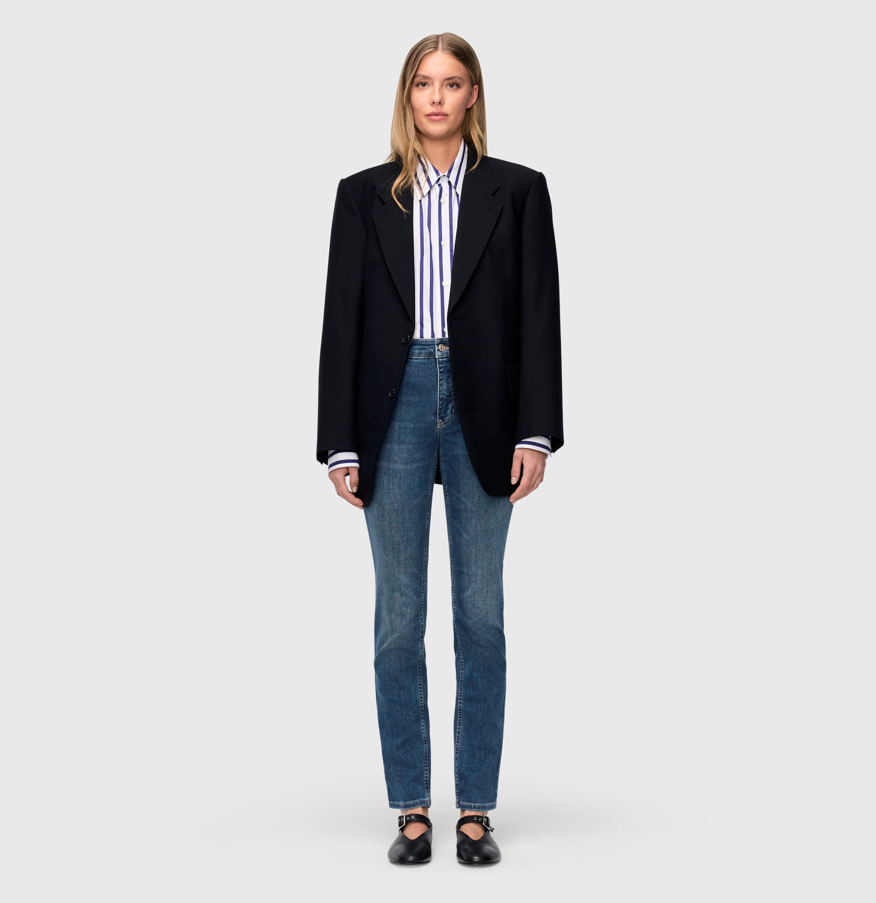 Straight jeans in a vintage wash. | MELANIE | simple wash | Full-body of model