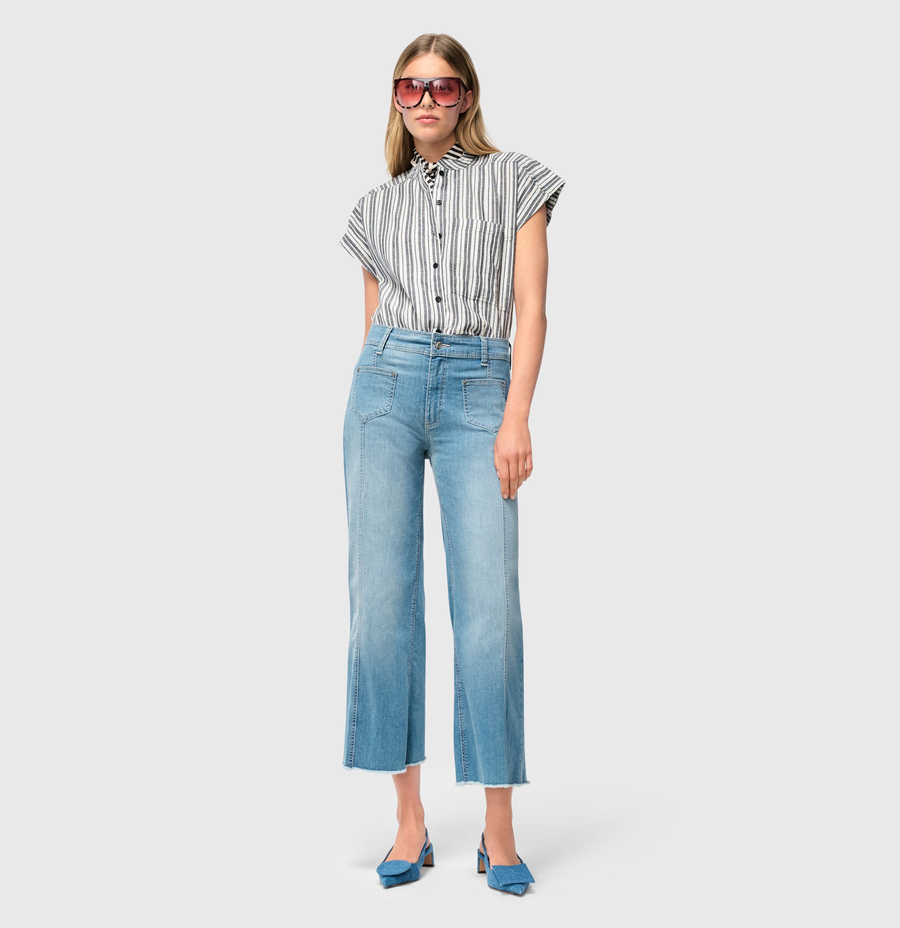 Wide jeans with patch pockets. | JAMIE cropped | blue high-low wash | Full-body of model