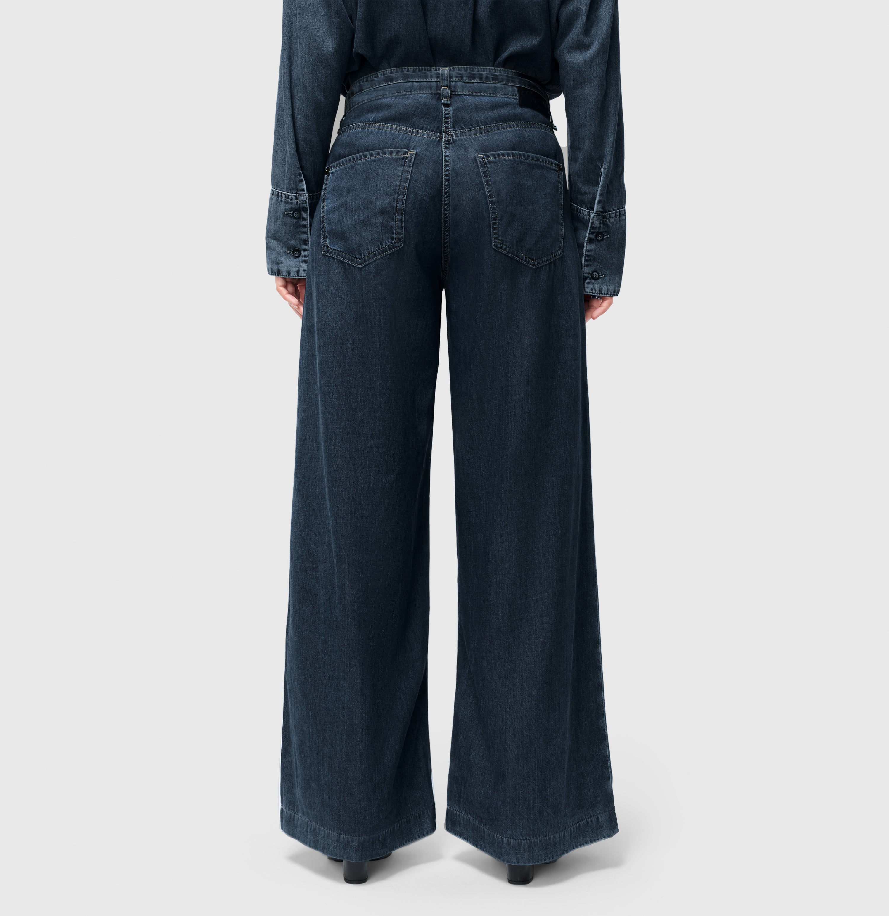 Wide, light jeans with nettle fibres. | WENDY | fashion rinsed | Back view of model