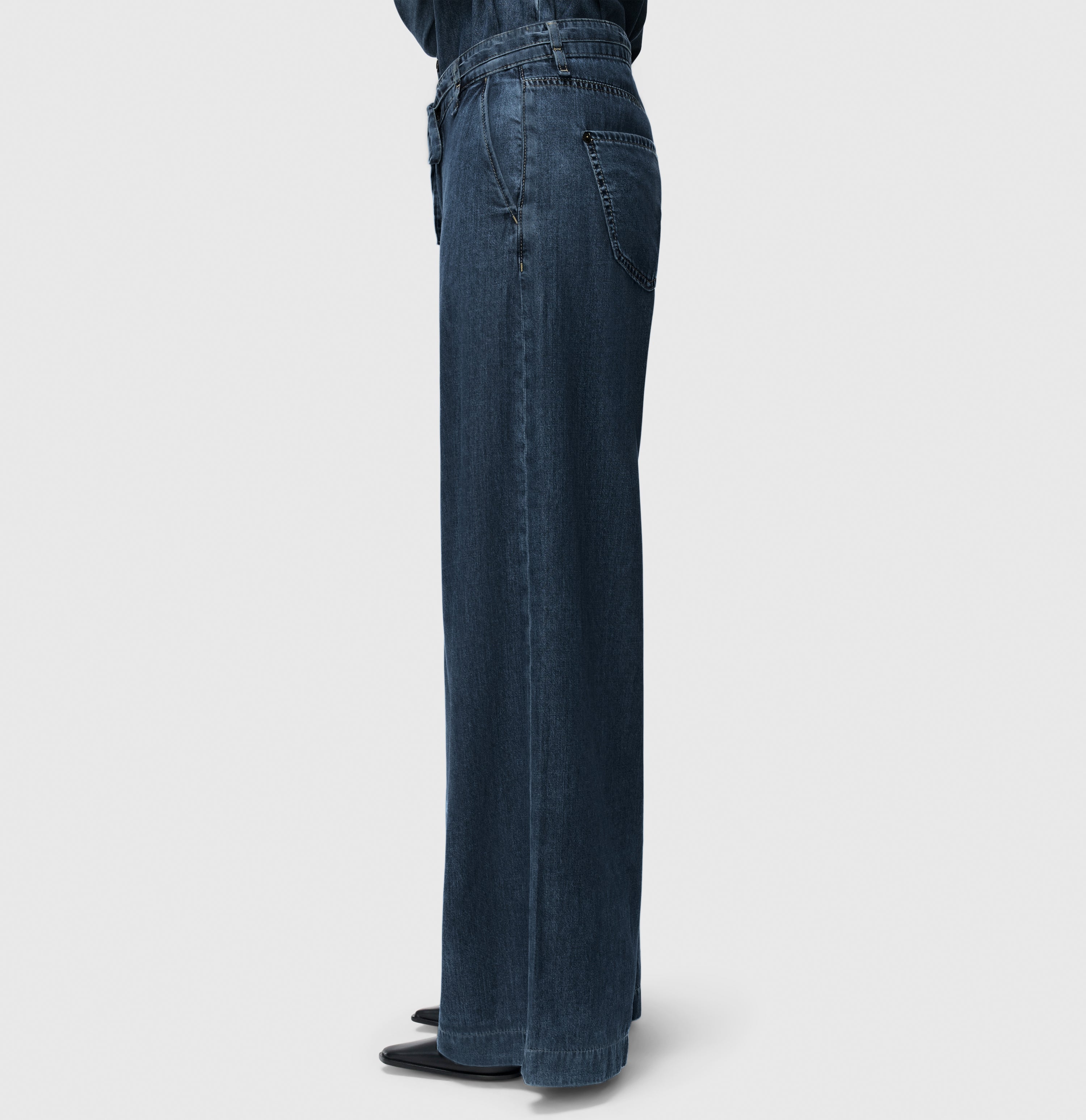 Wide, light jeans with nettle fibres. | WENDY | fashion rinsed | Detailed view 2 of model