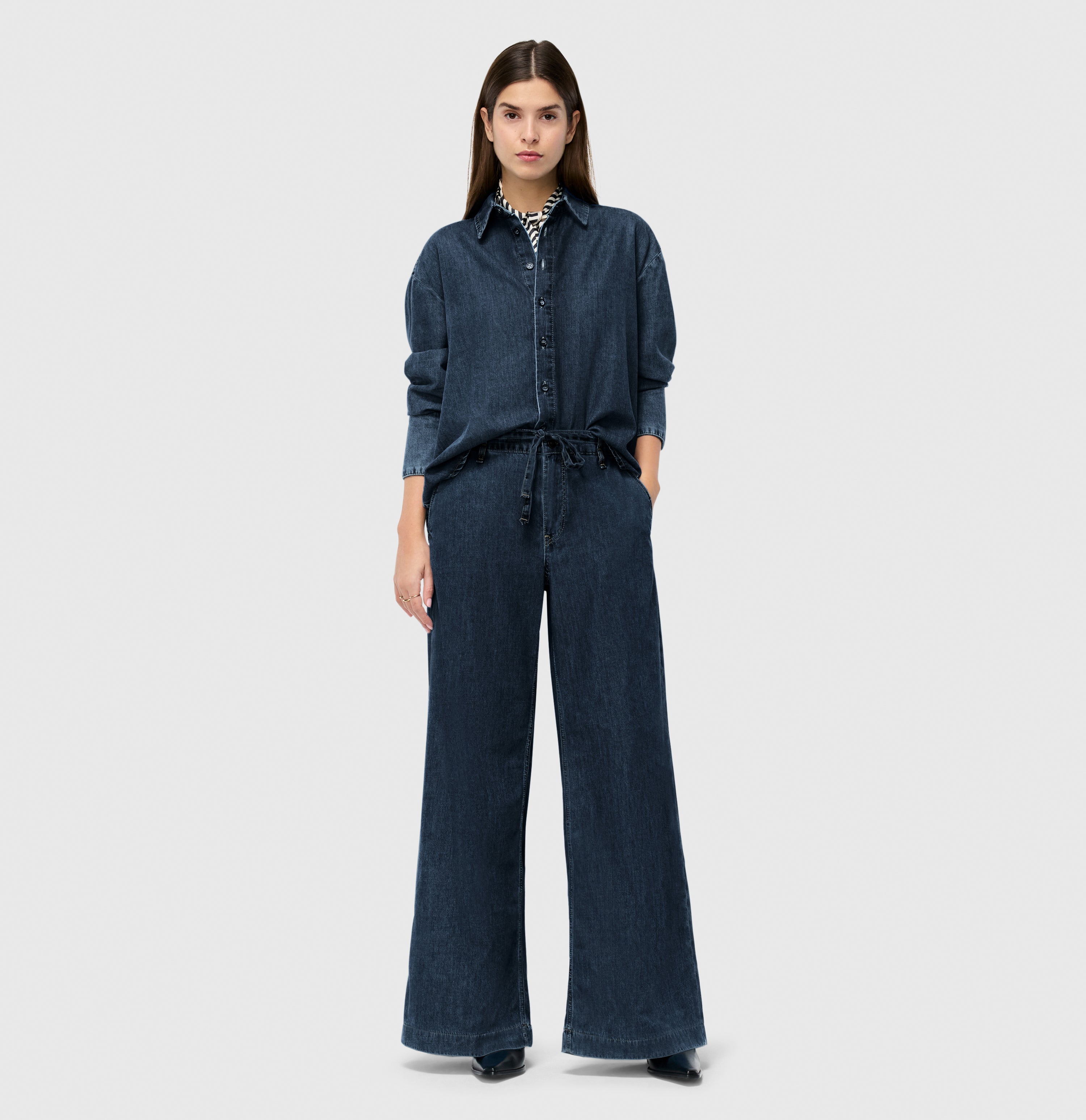 Wide, light jeans with nettle fibres. | WENDY | fashion rinsed | Full-body of model