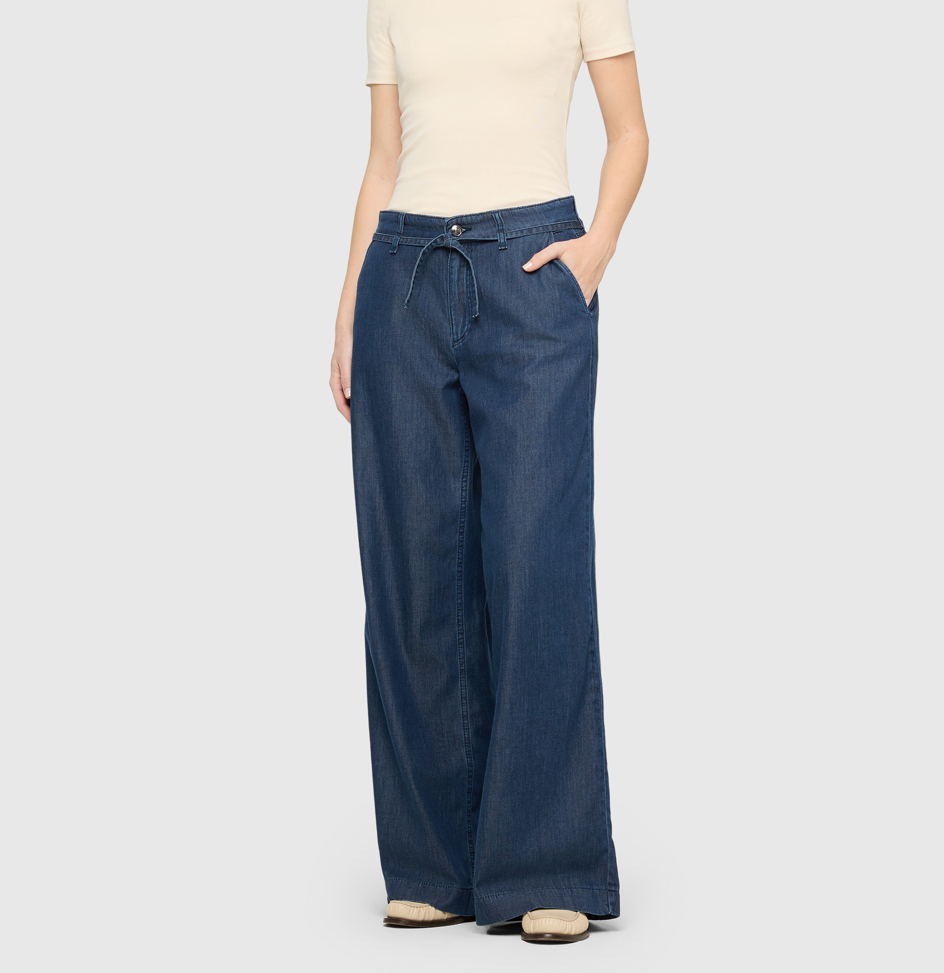 Wide, flowing jeans with lyocell. | WENDY | simply blue wash | Front view of model