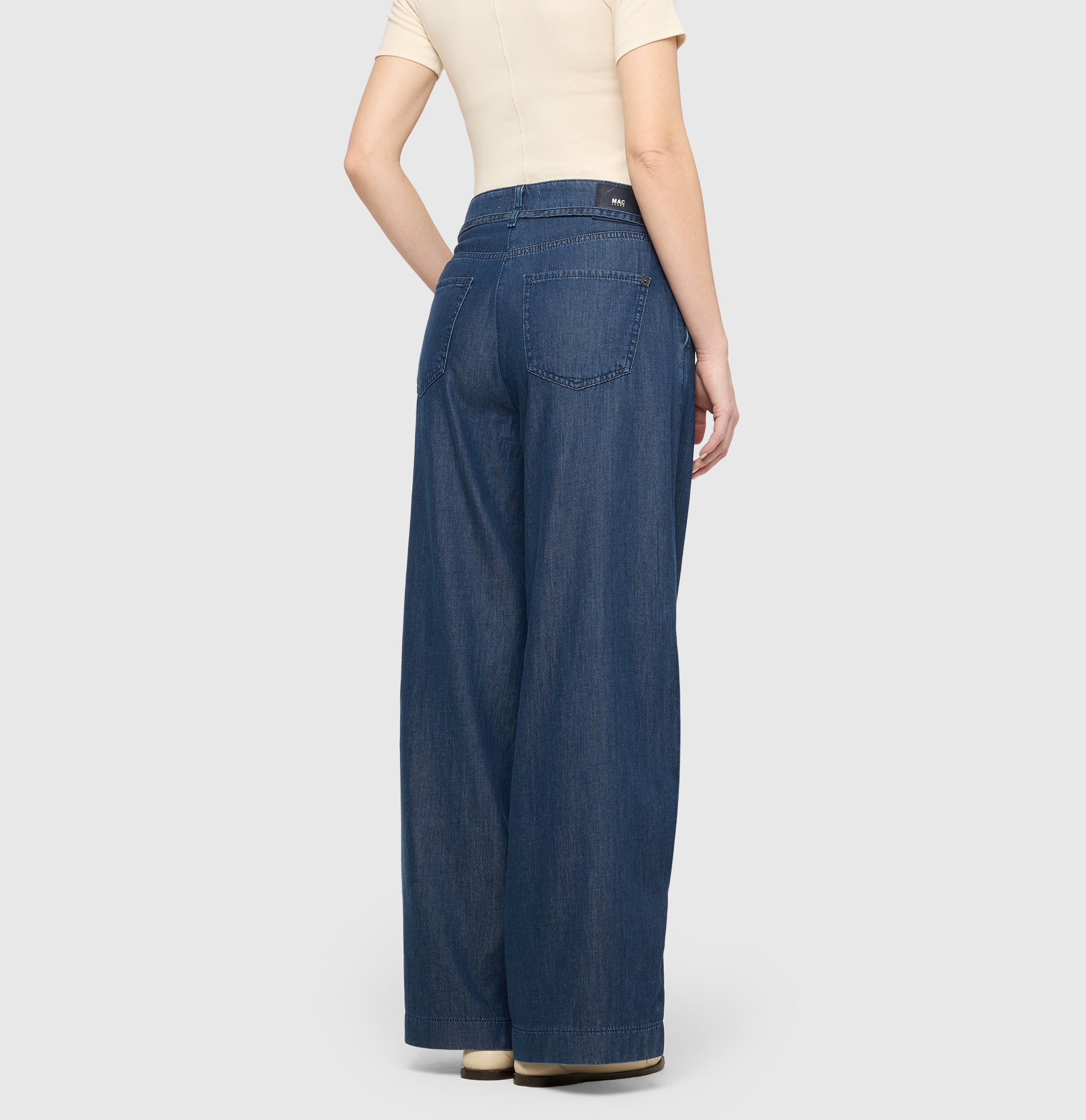 Wide, flowing jeans with lyocell. | WENDY | simply blue wash | Back view of model