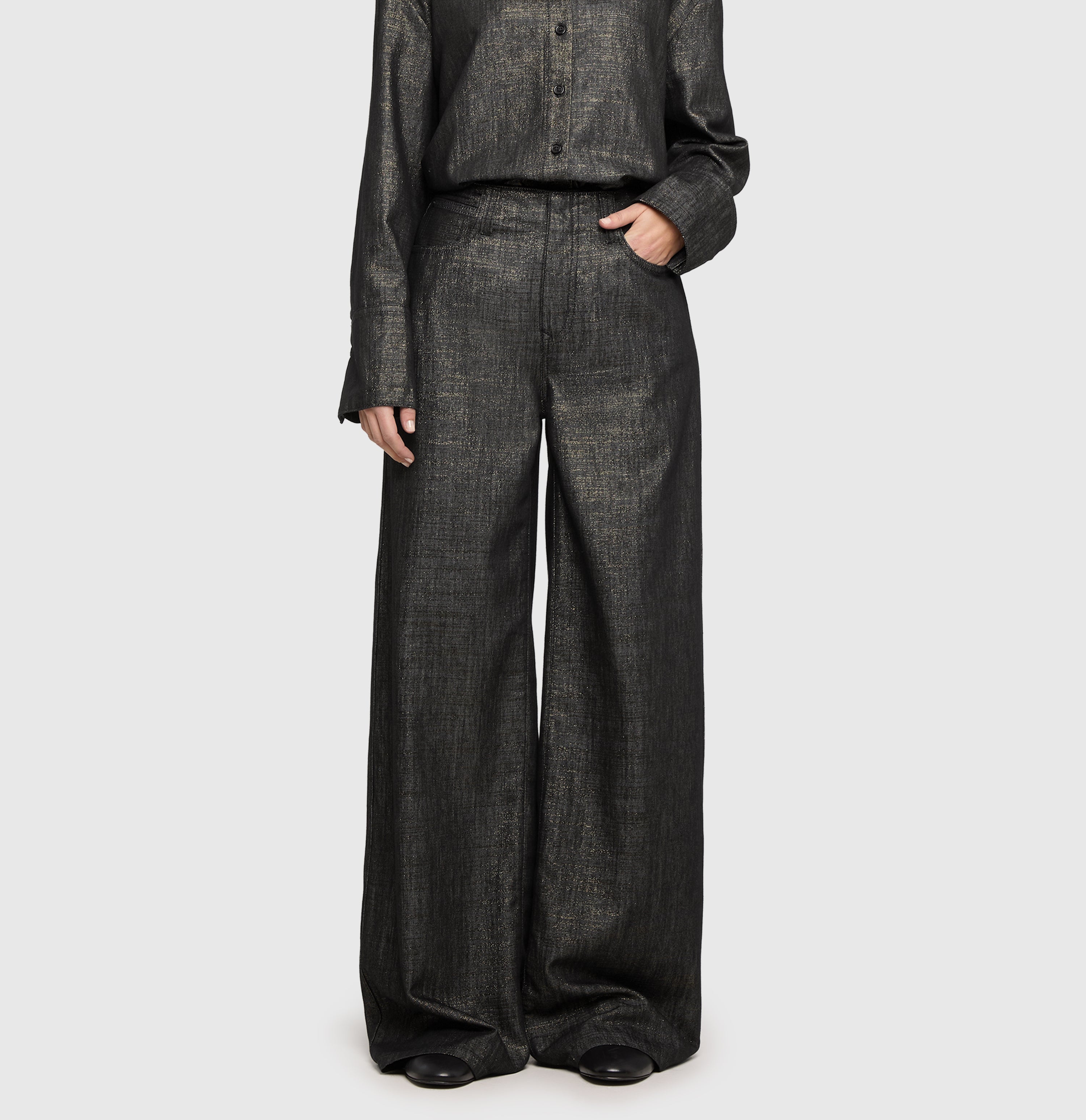 Wide Lurex jeans with a flowing look. | NAILA clean | fashion rinsed | Front view of model