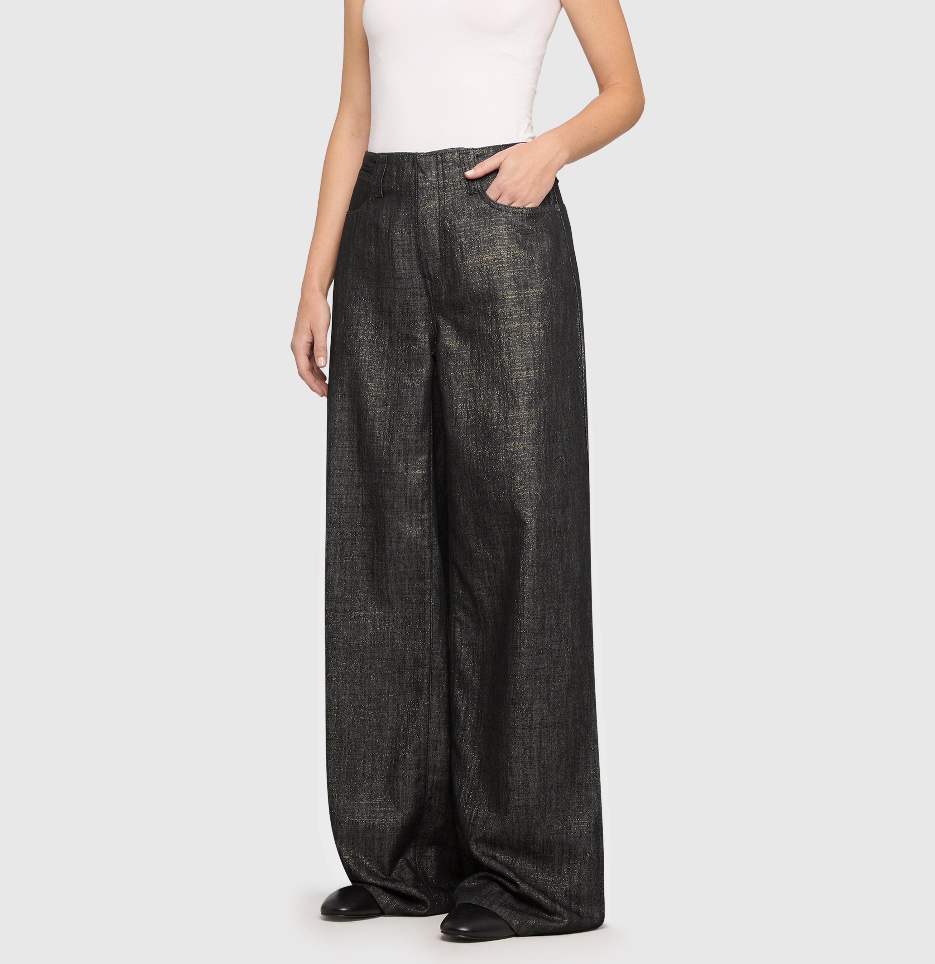 Wide Lurex jeans with a flowing look. | NAILA clean | fashion rinsed | Side view of model
