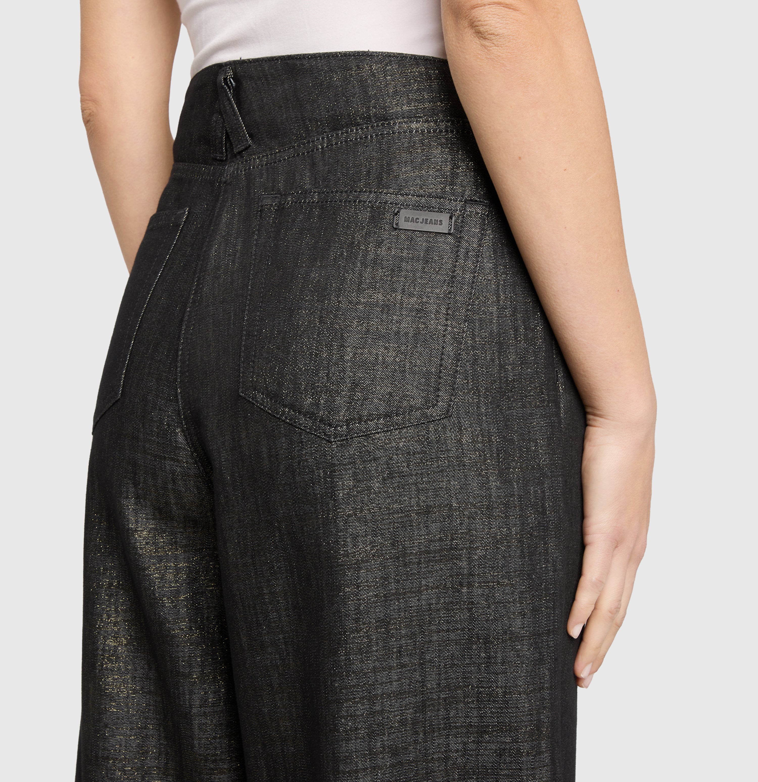 Wide Lurex jeans with a flowing look. | NAILA clean | fashion rinsed | Detailed view 3 of model