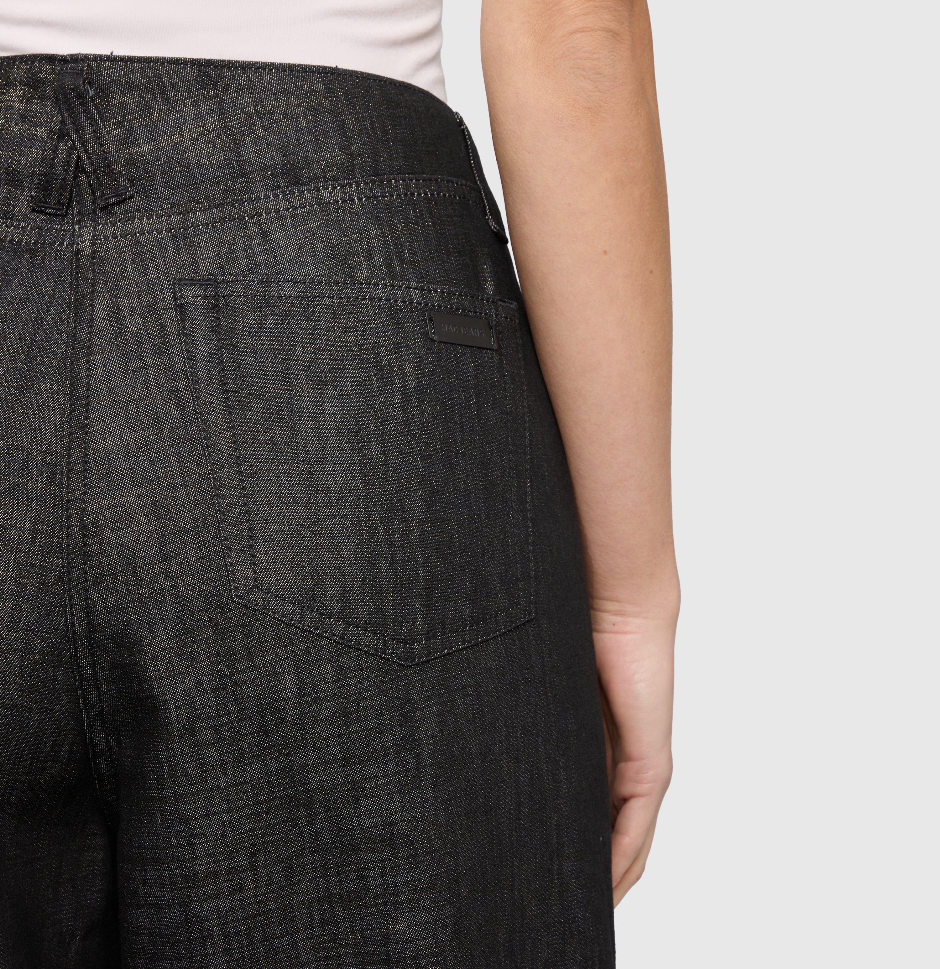 Wide Lurex jeans with a flowing look. | NAILA clean | fashion rinsed | Detailed view 4 of model