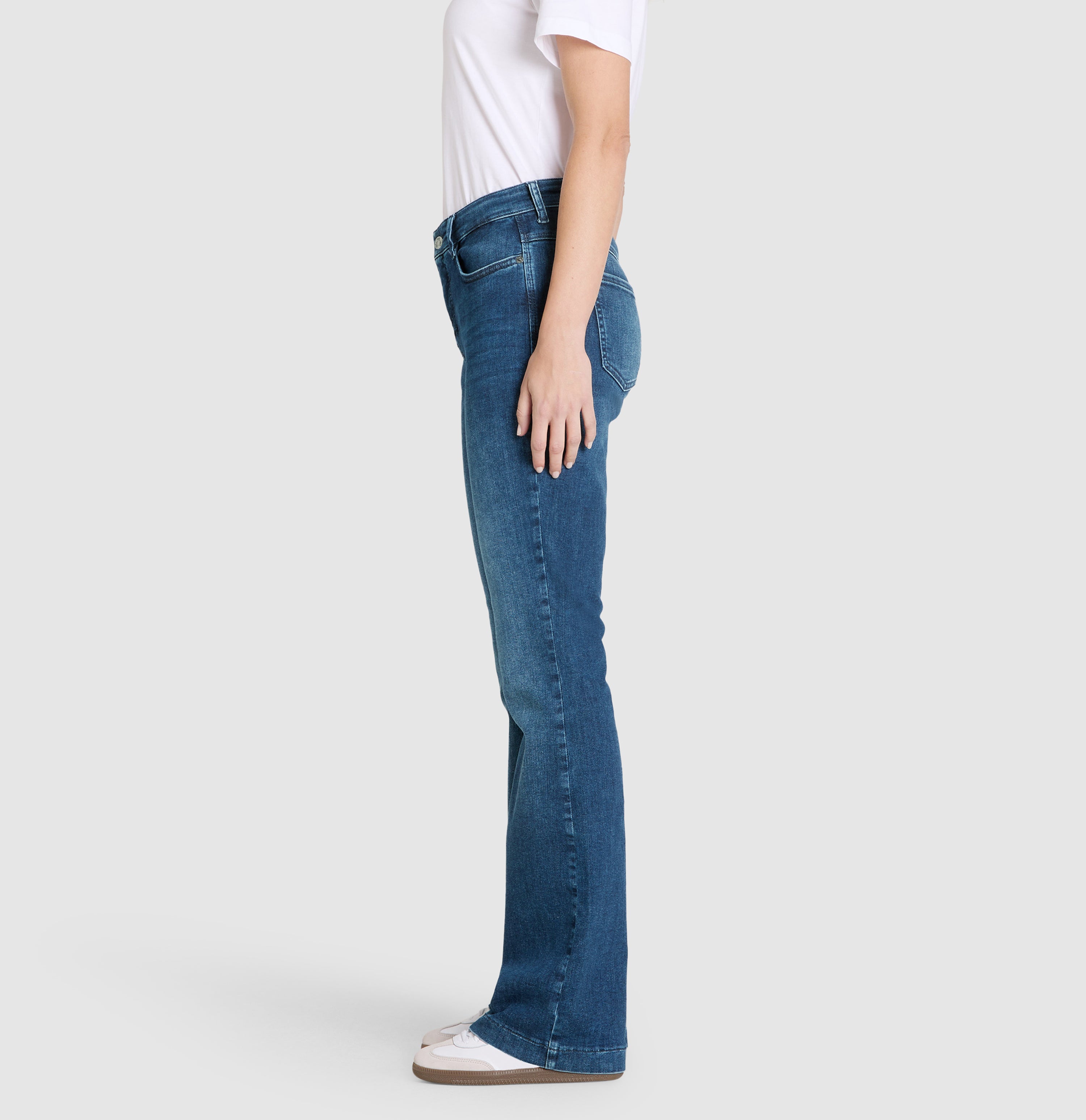 Figure-shaping boot cut jeans with an authentic look. | S-NAME | S-FBBZ | Side view of model