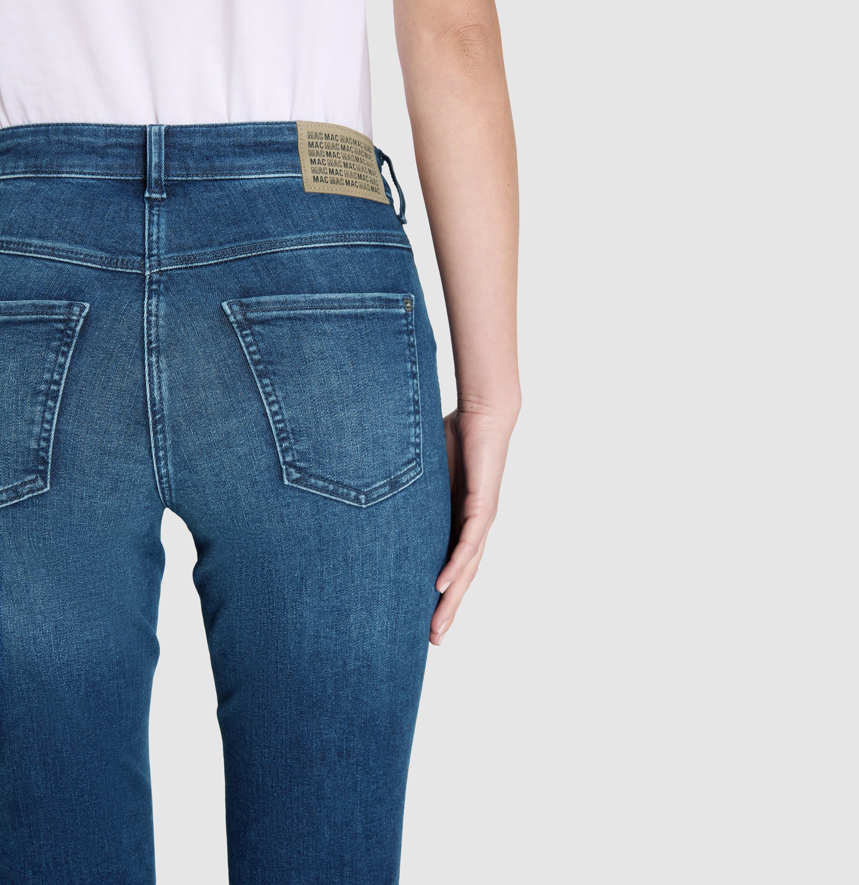 Figure-shaping boot cut jeans with an authentic look. | BOOT | chic indigo used | Detailed view 2 of model
