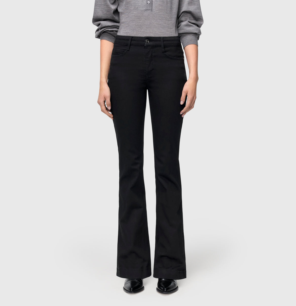 Figure-shaping boot cut jeans with an authentic look. | BOOT | black-black | Side view of model