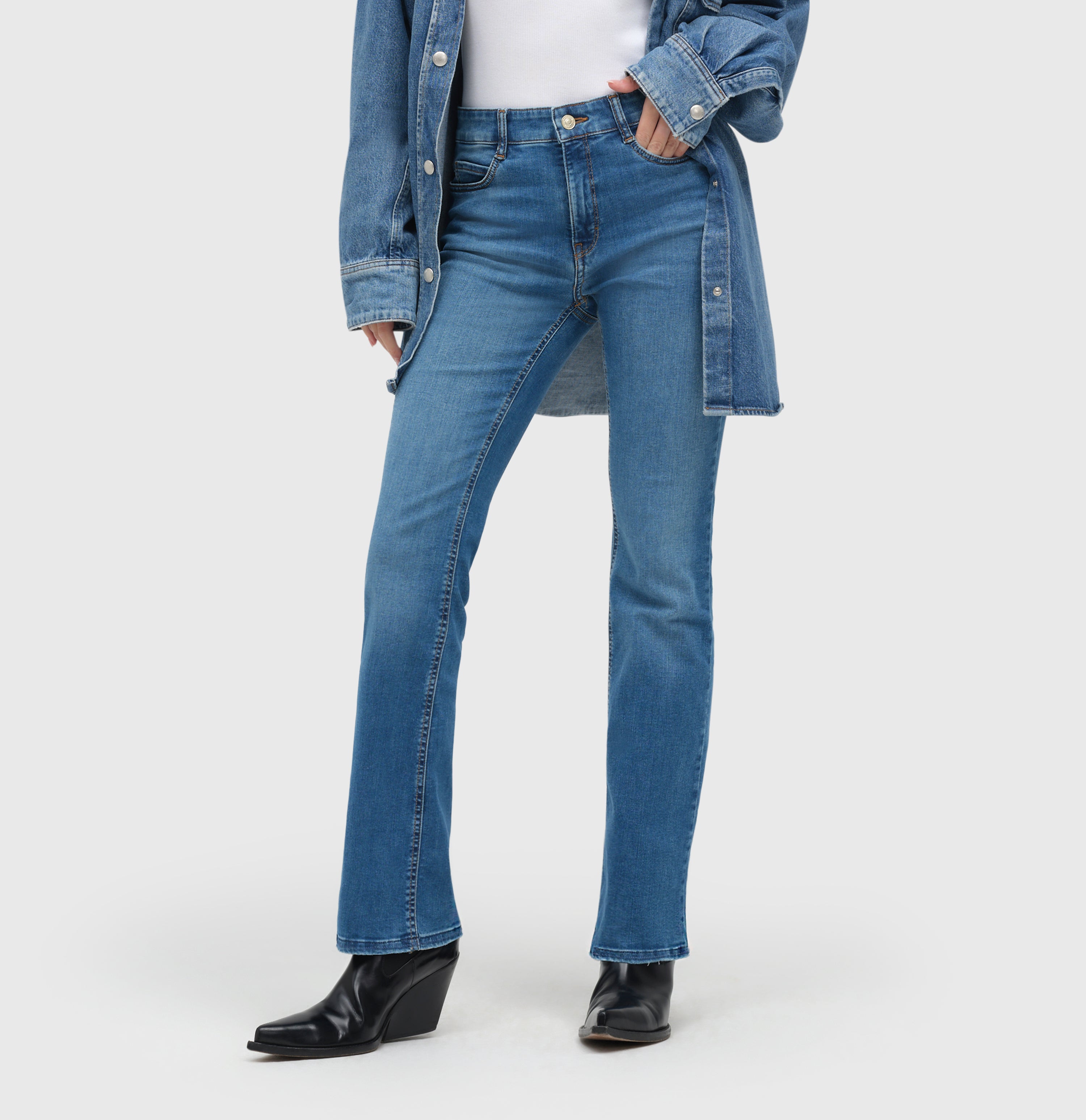 Boot cut jeans with frayed hem. | BOOT fringe | medium blue authentic used | Side view of model