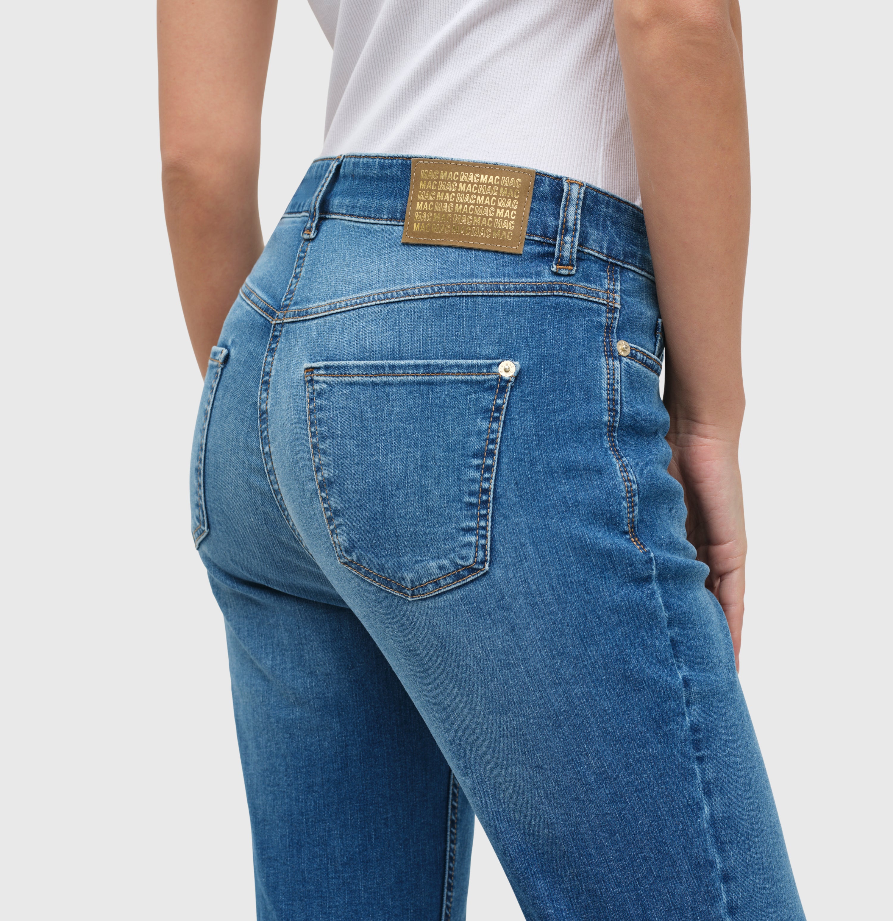 Boot cut jeans with frayed hem. | BOOT fringe | medium blue authentic used | Detailed view 2 of model