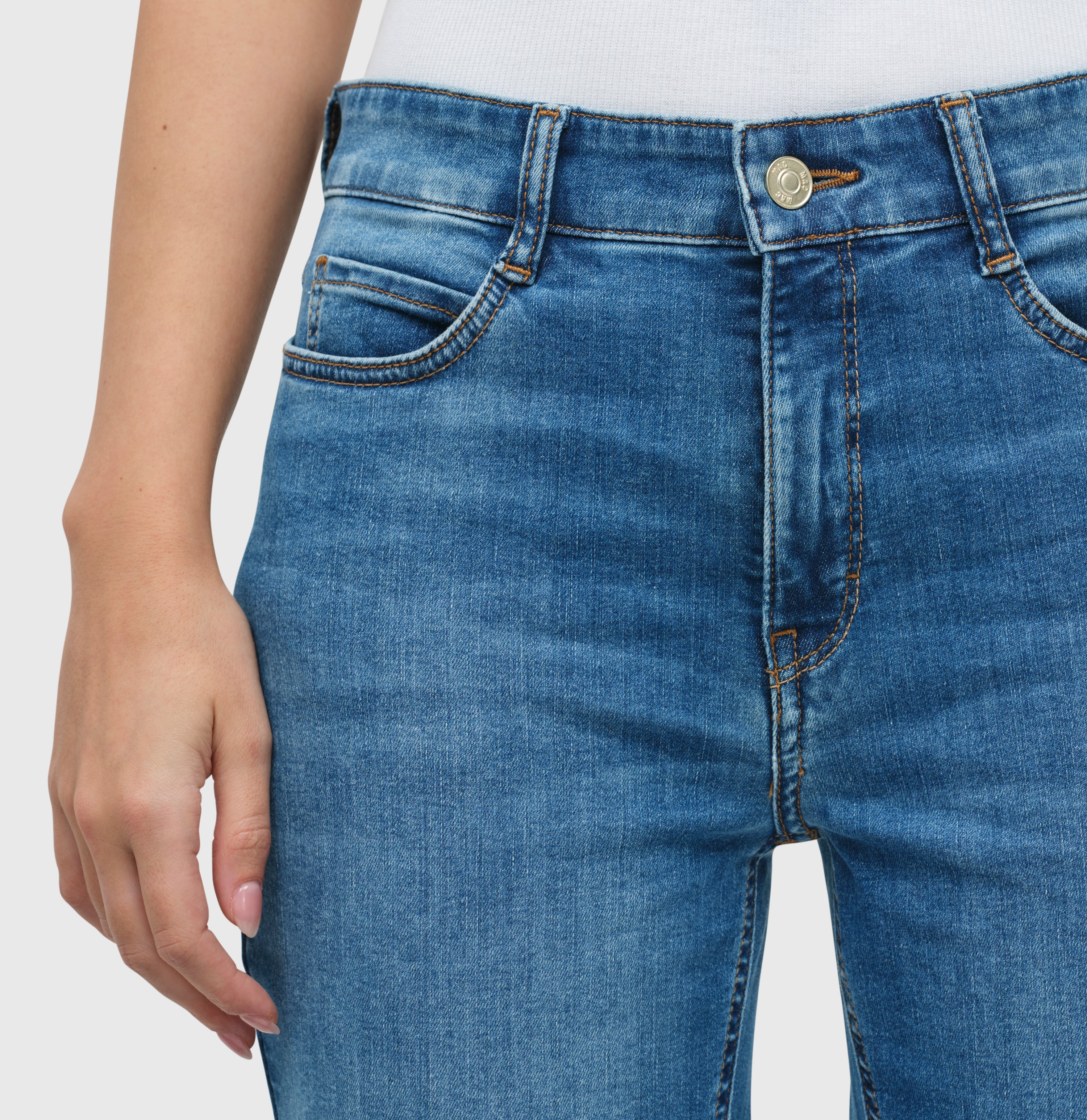 Boot cut jeans with frayed hem. | BOOT fringe | medium blue authentic used | Detailed view 3 of model