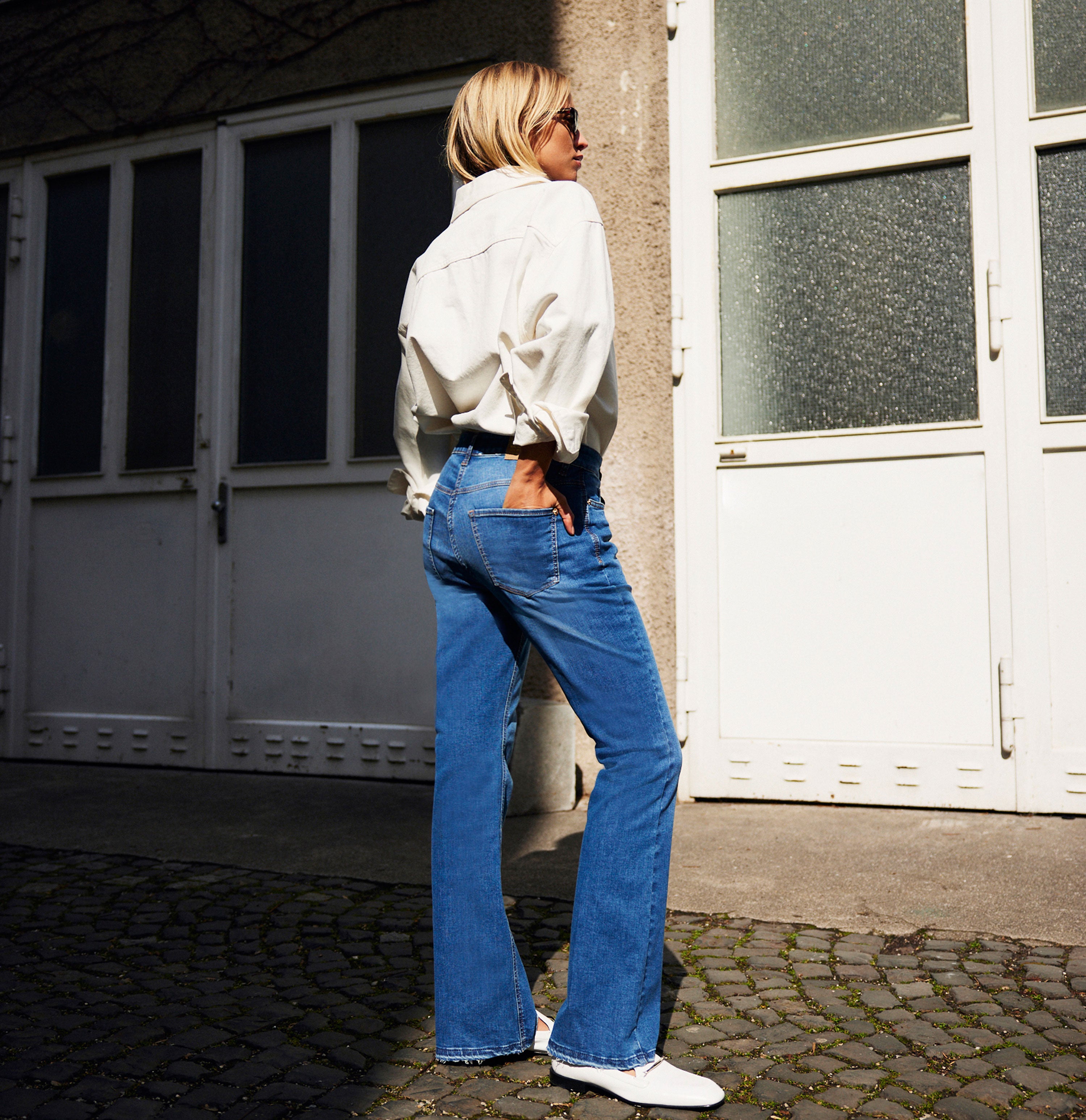 Boot cut jeans with frayed hem. | BOOT fringe | medium blue authentic used | Campaign image 2