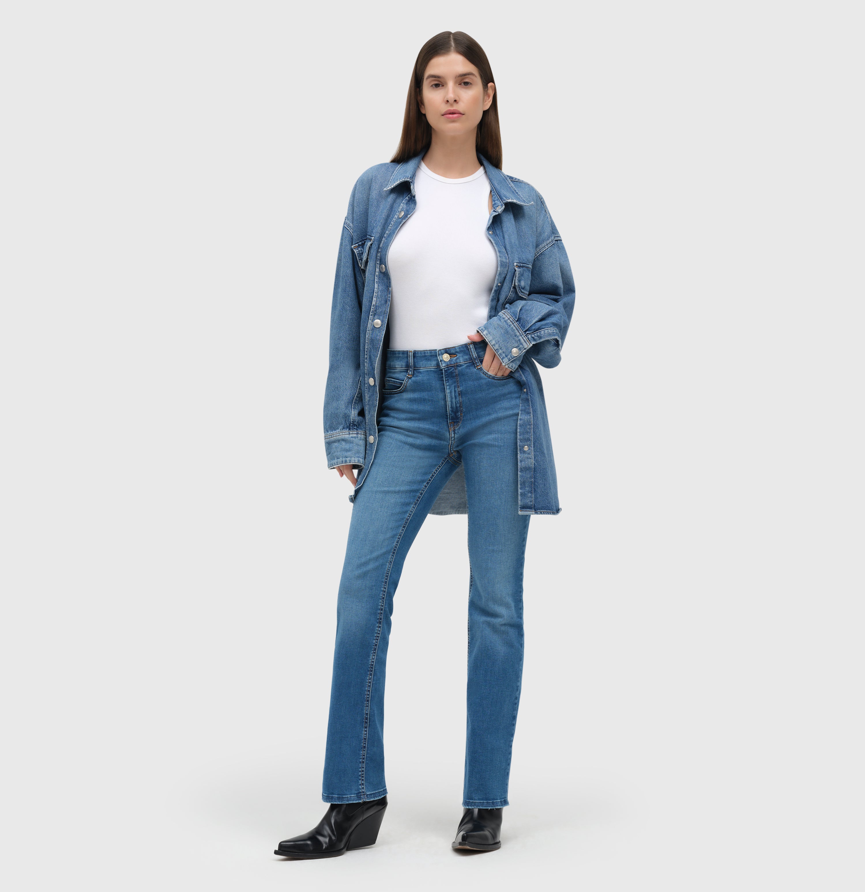Boot cut jeans with frayed hem. | BOOT fringe | medium blue authentic used | Full-body of model