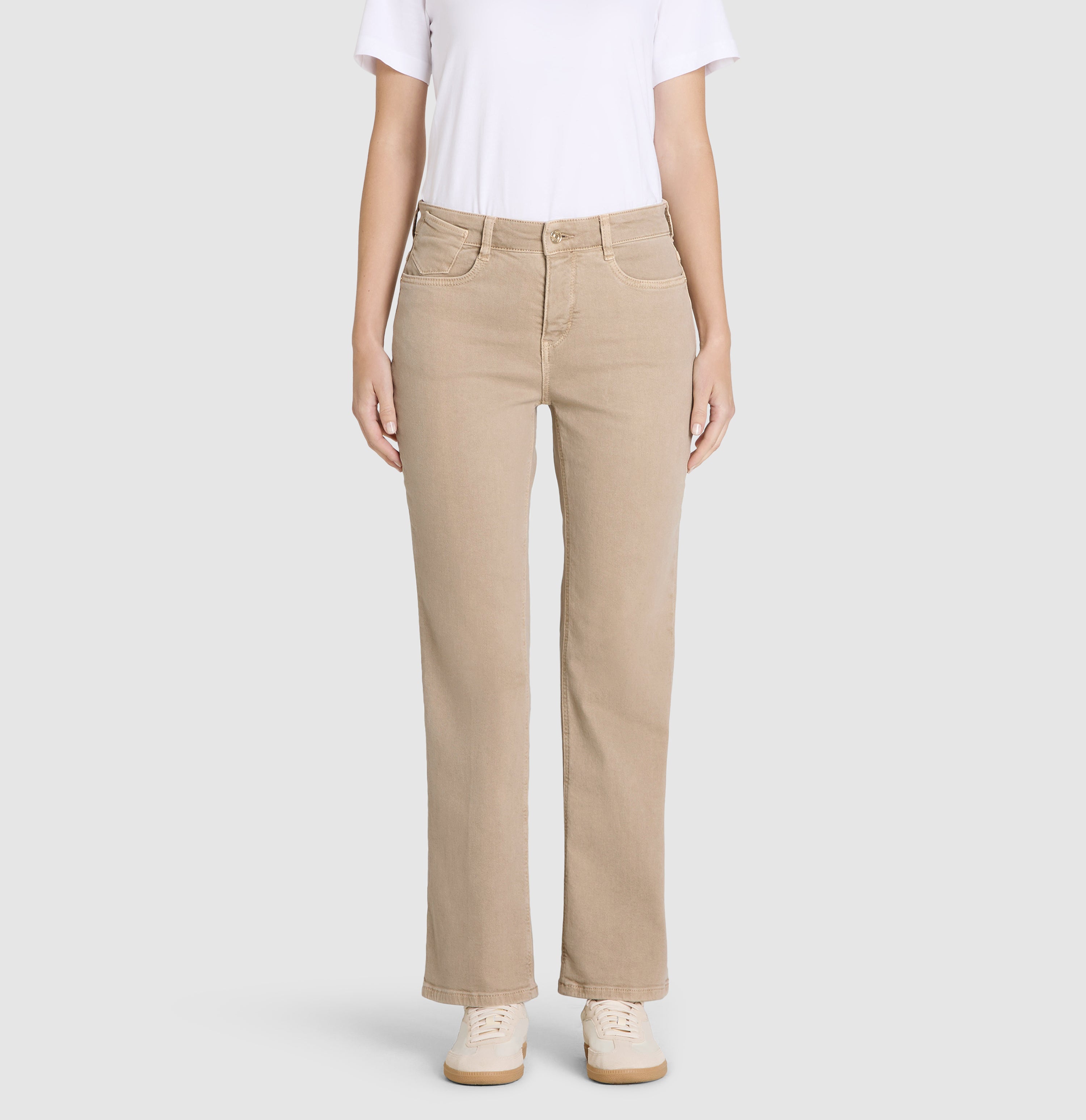 Flared jeans made of comfortable colour denim. | LAURA | string | Front view of model