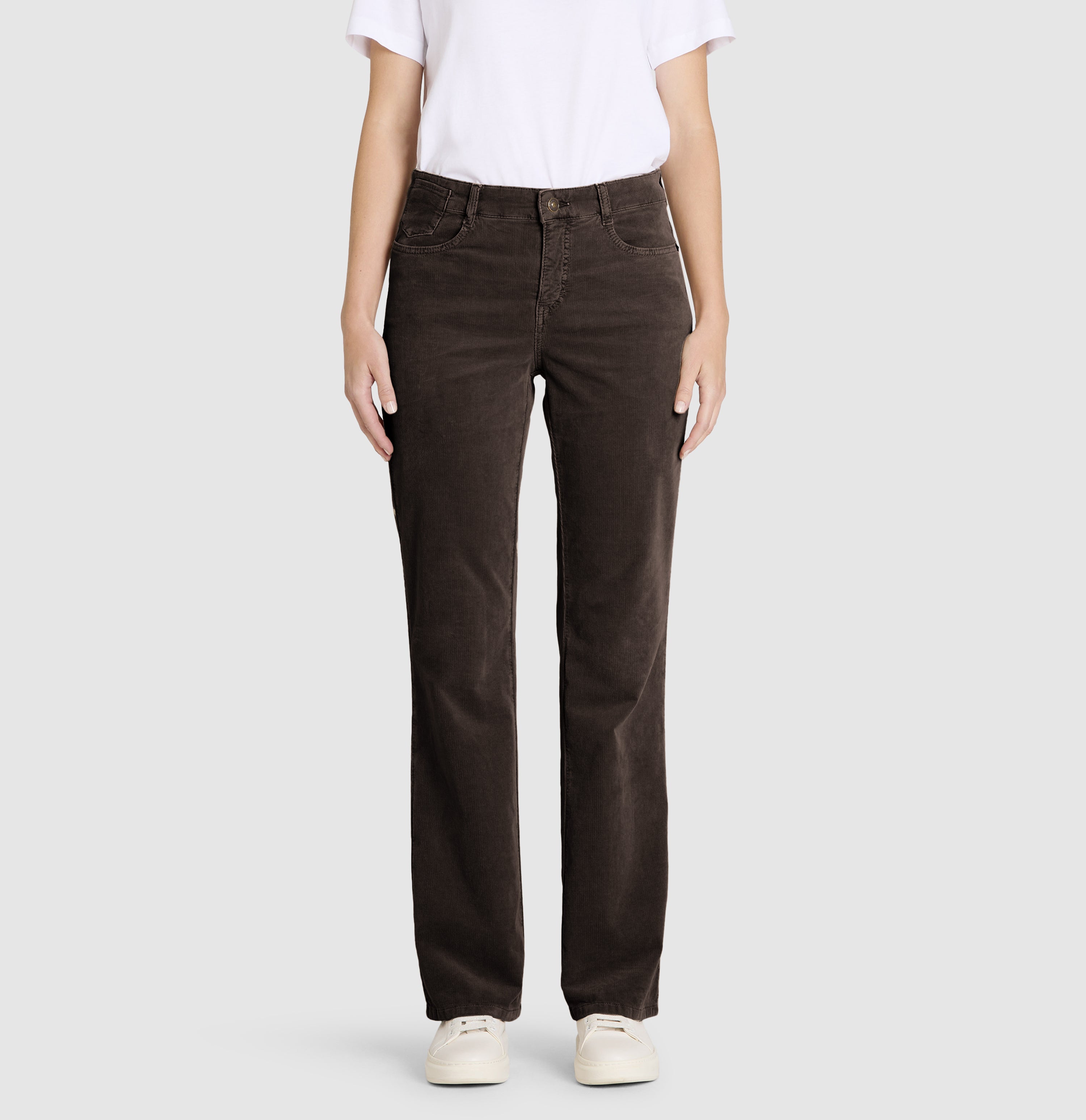 Bootcut pants made of fine baby corduroy. | LAURA | chocolate bean PPT | Front view of model