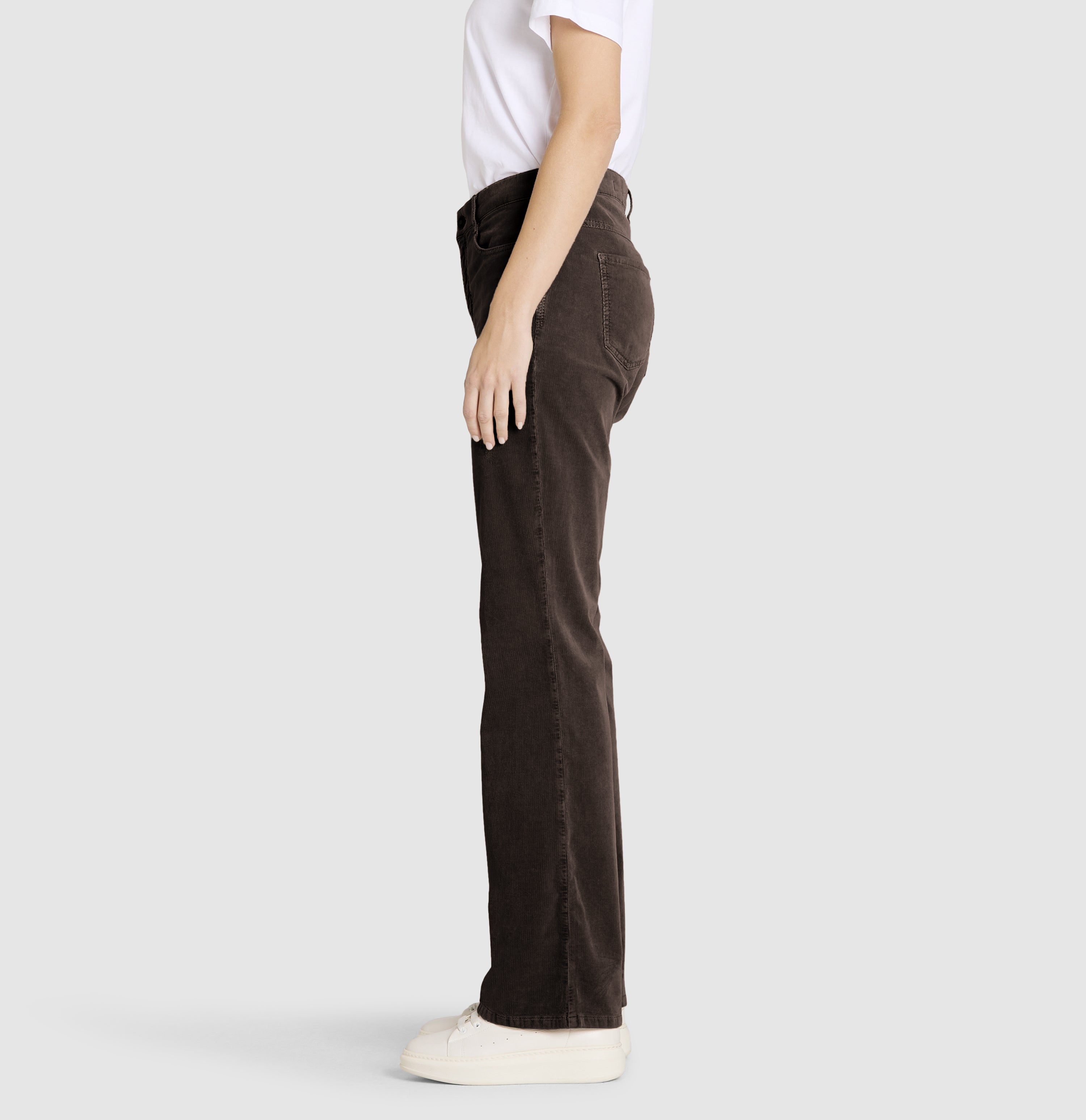 Bootcut pants made of fine baby corduroy. | LAURA | chocolate bean PPT | Side view of model