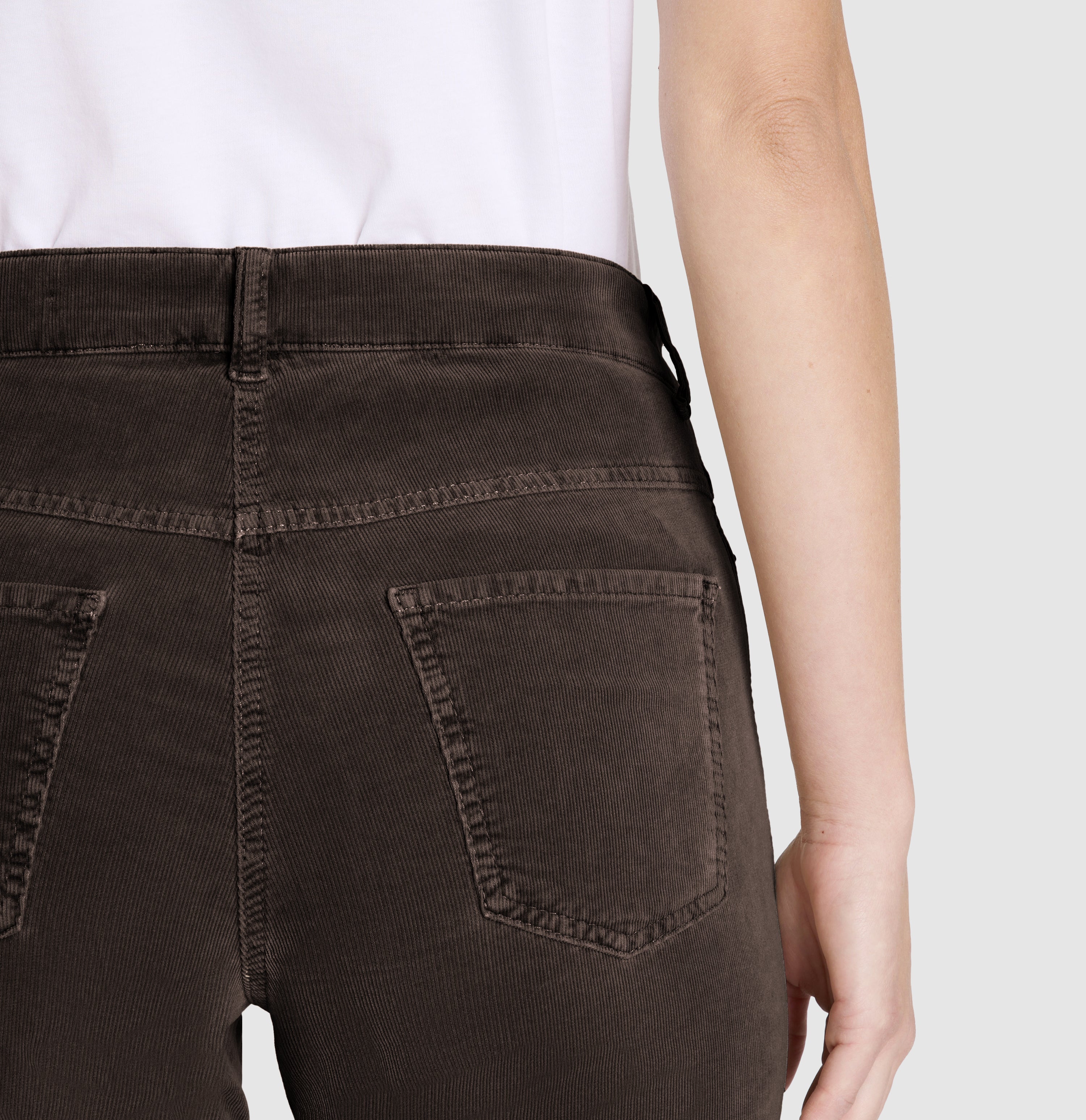 Bootcut pants made of fine baby corduroy. | LAURA | chocolate bean PPT | Detailed view 2 of model