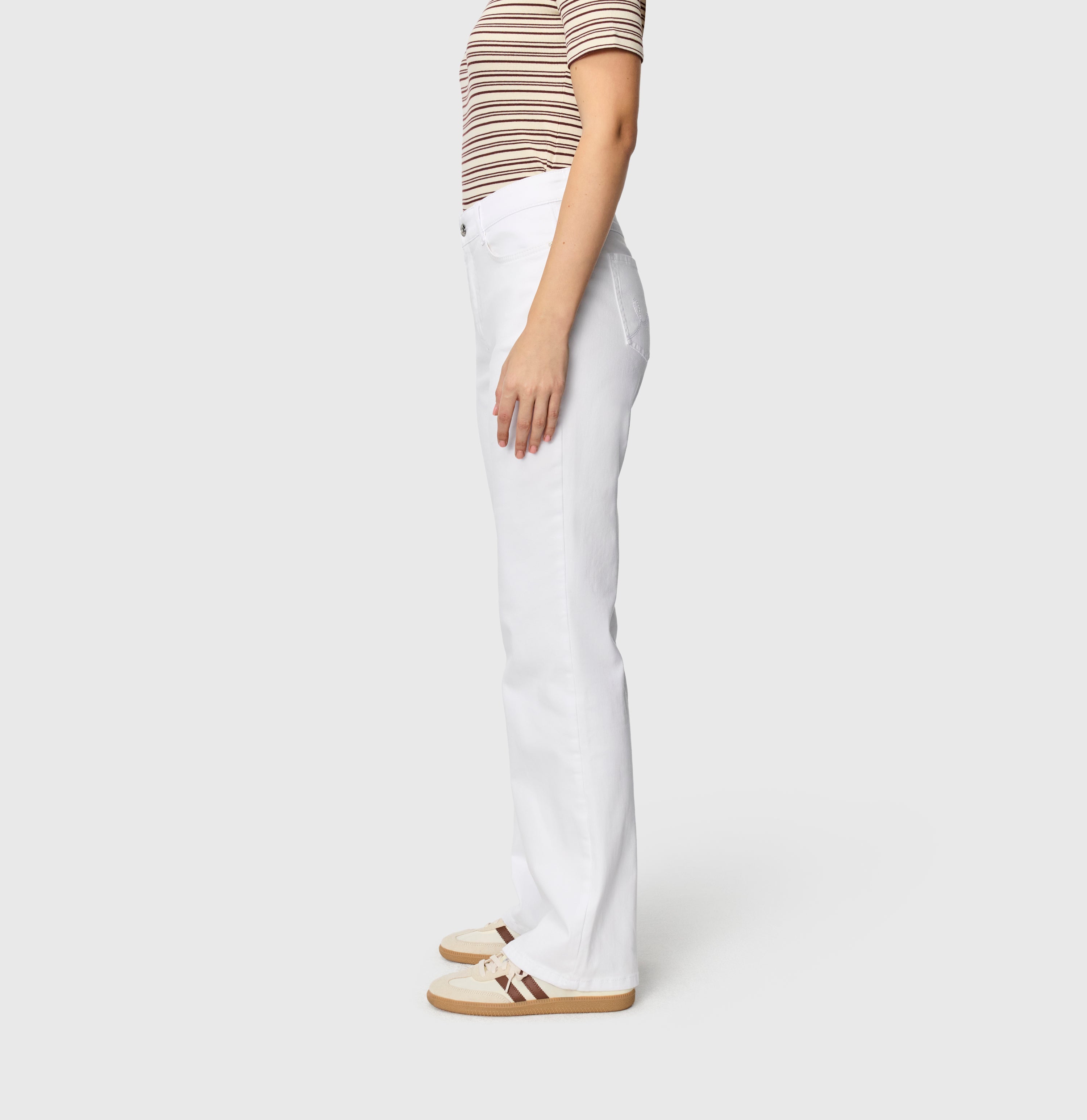 Flared fit made from high-stretch gabardine. | LAURA | white | Side view of model