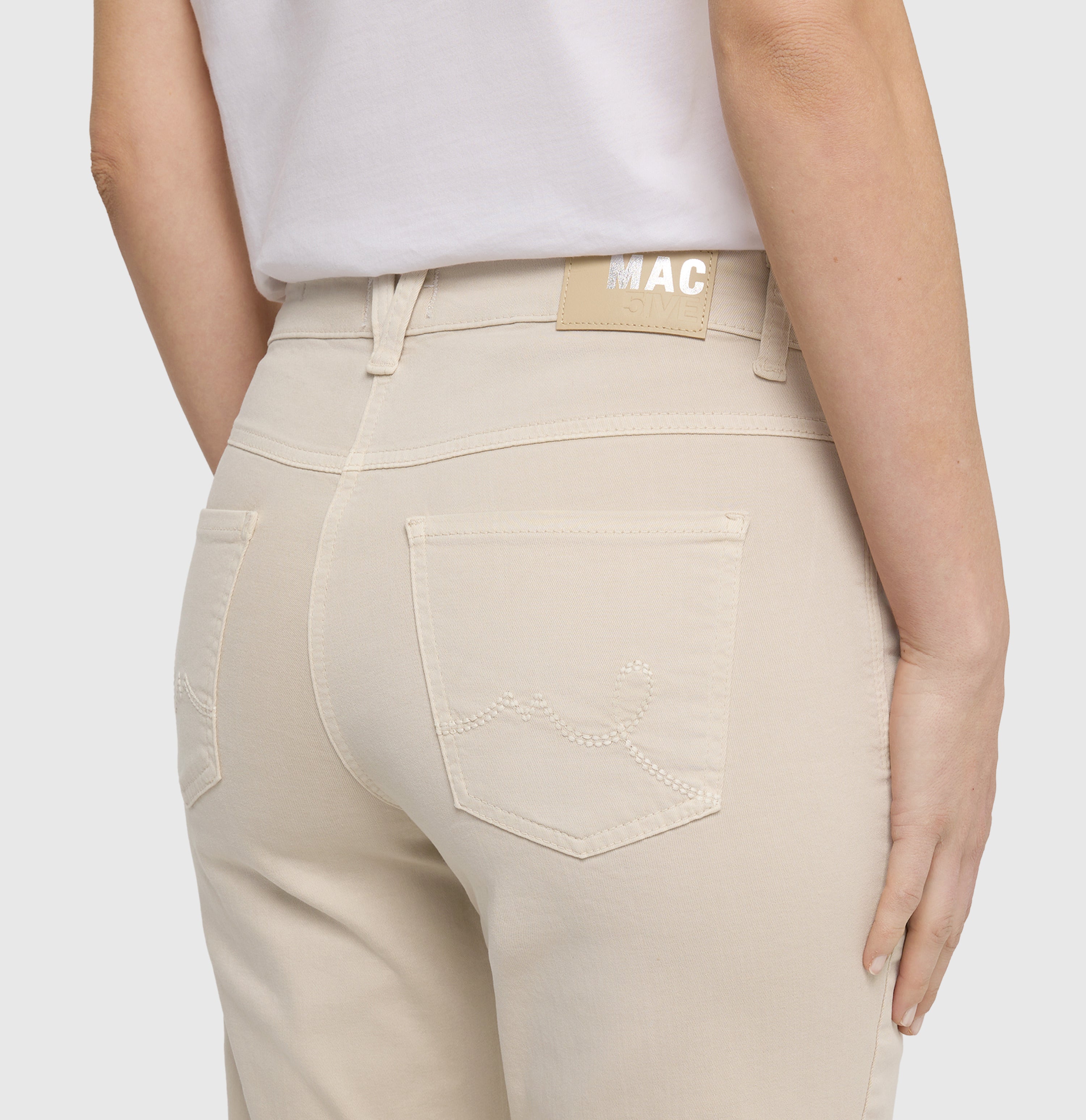 Flared fit made from high-stretch gabardine. | LAURA | ivory | Detailed view 2 of model