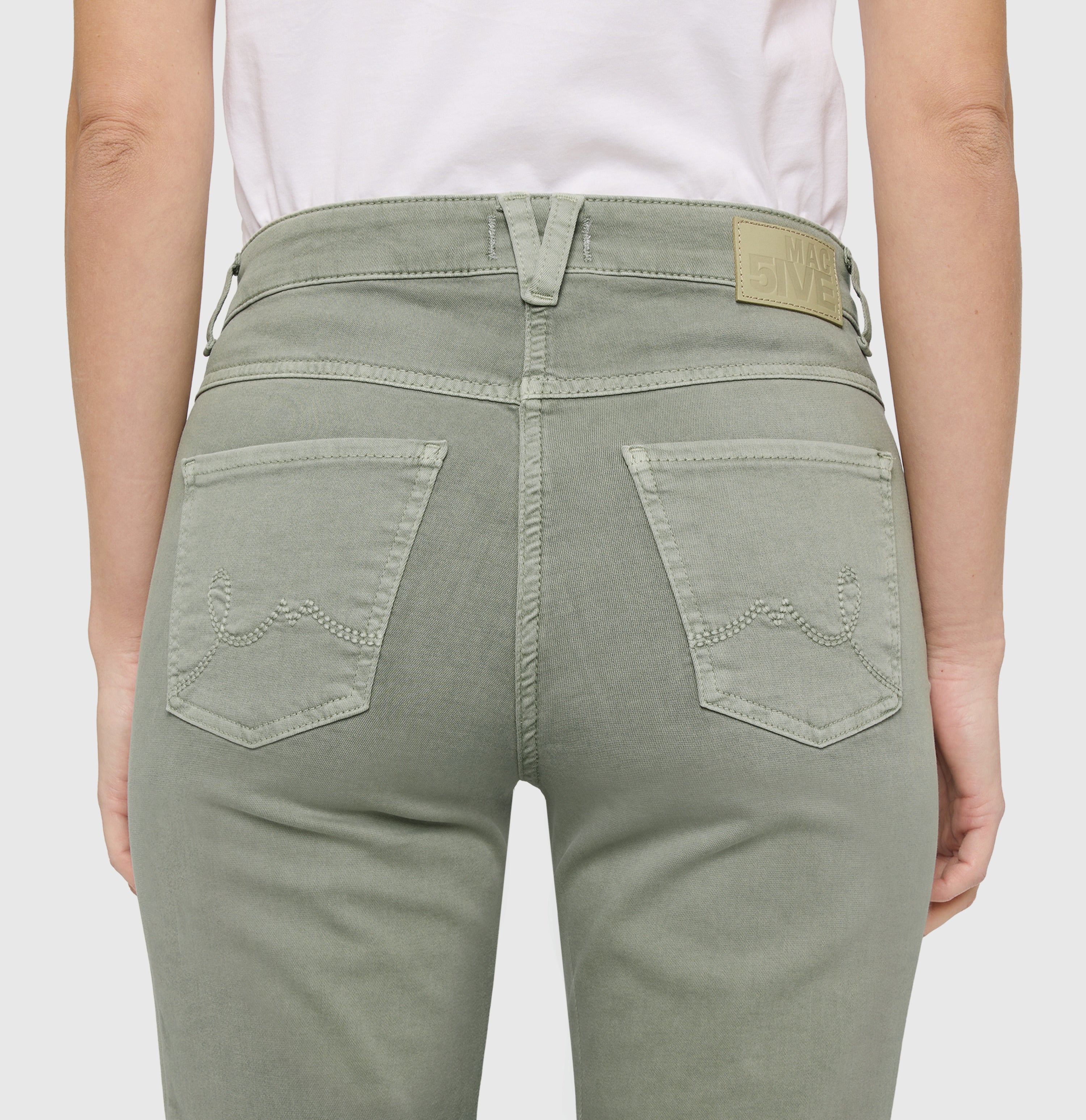 Flared fit made from high-stretch gabardine. | LAURA | dried rosemary | Detailed view 2 of model