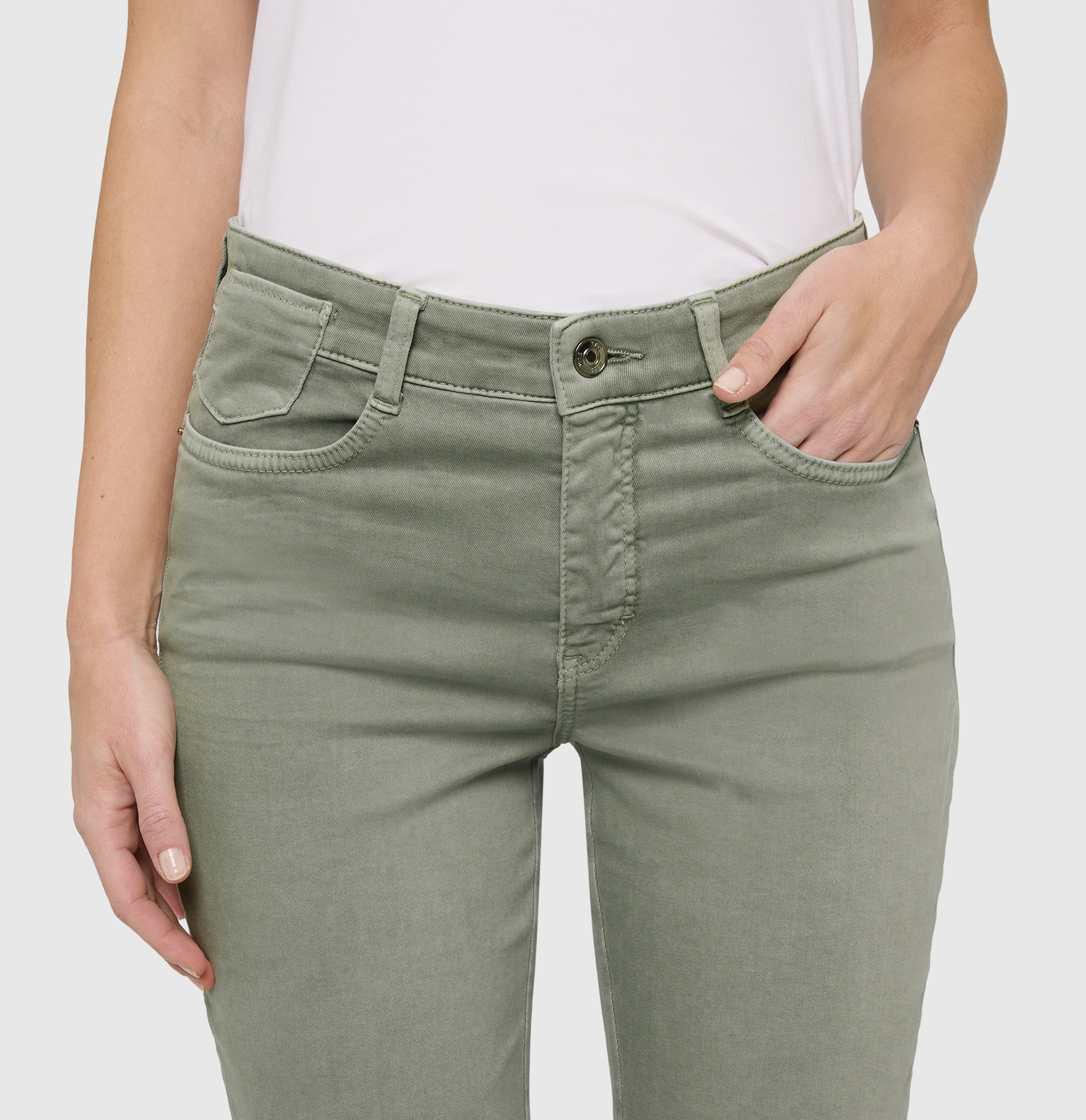 Flared fit made from high-stretch gabardine. | LAURA | dried rosemary | Detailed view 3 of model