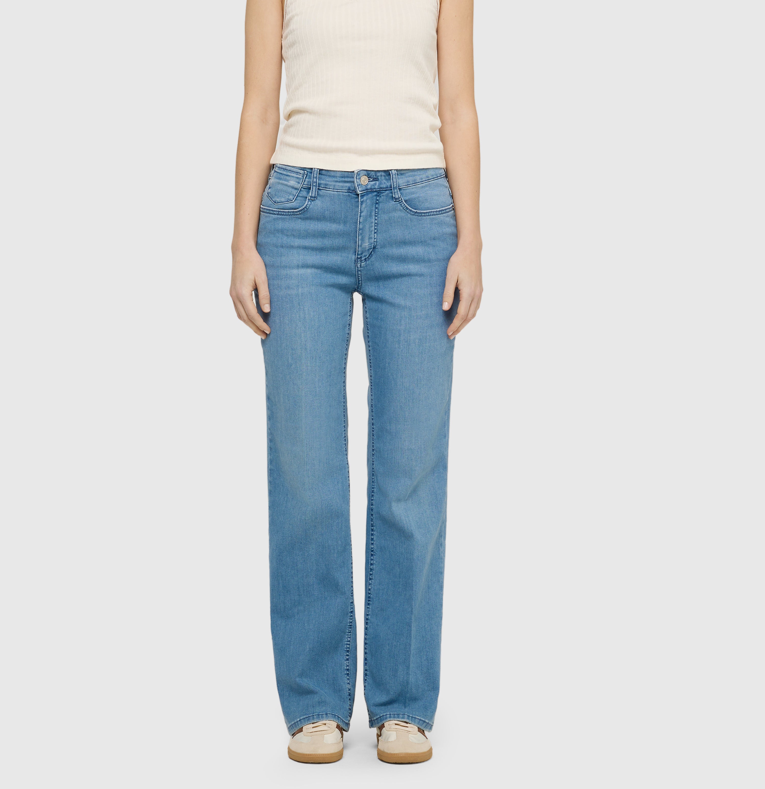 Comfortable flared jeans with seam details. | LAURA | authentic baby blue | Front view of model